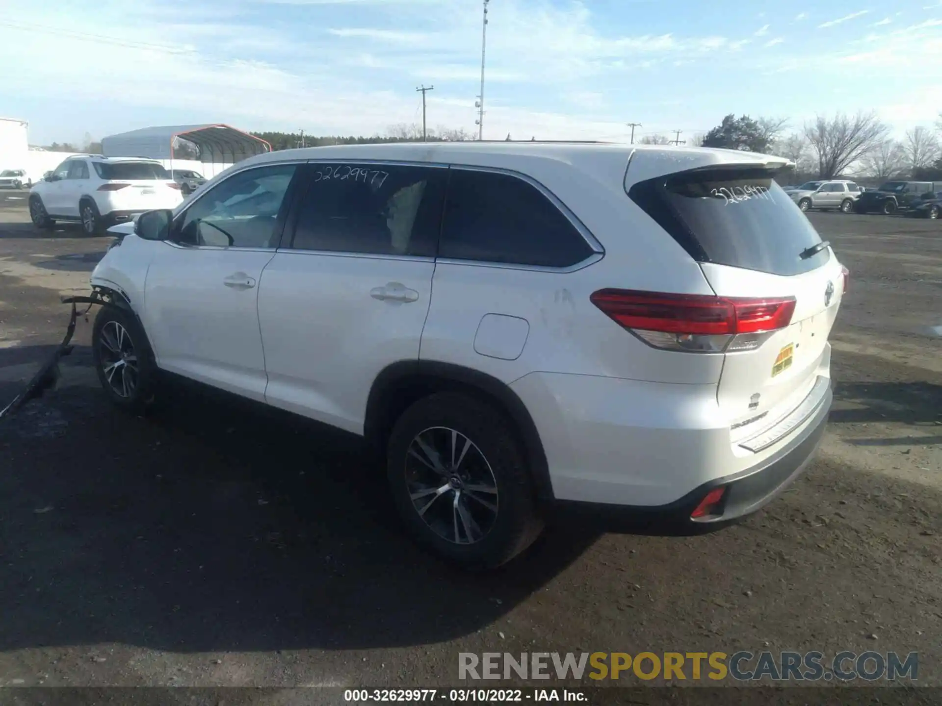 3 Photograph of a damaged car 5TDZARFH7KS049153 TOYOTA HIGHLANDER 2019