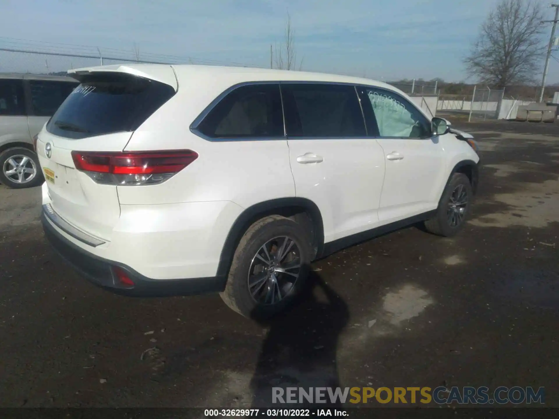 4 Photograph of a damaged car 5TDZARFH7KS049153 TOYOTA HIGHLANDER 2019