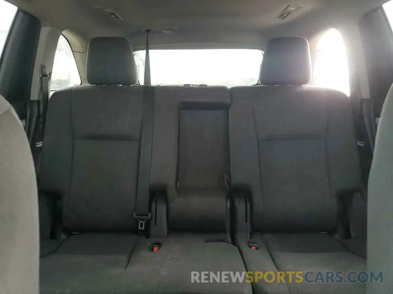 10 Photograph of a damaged car 5TDZARFH7KS049699 TOYOTA HIGHLANDER 2019