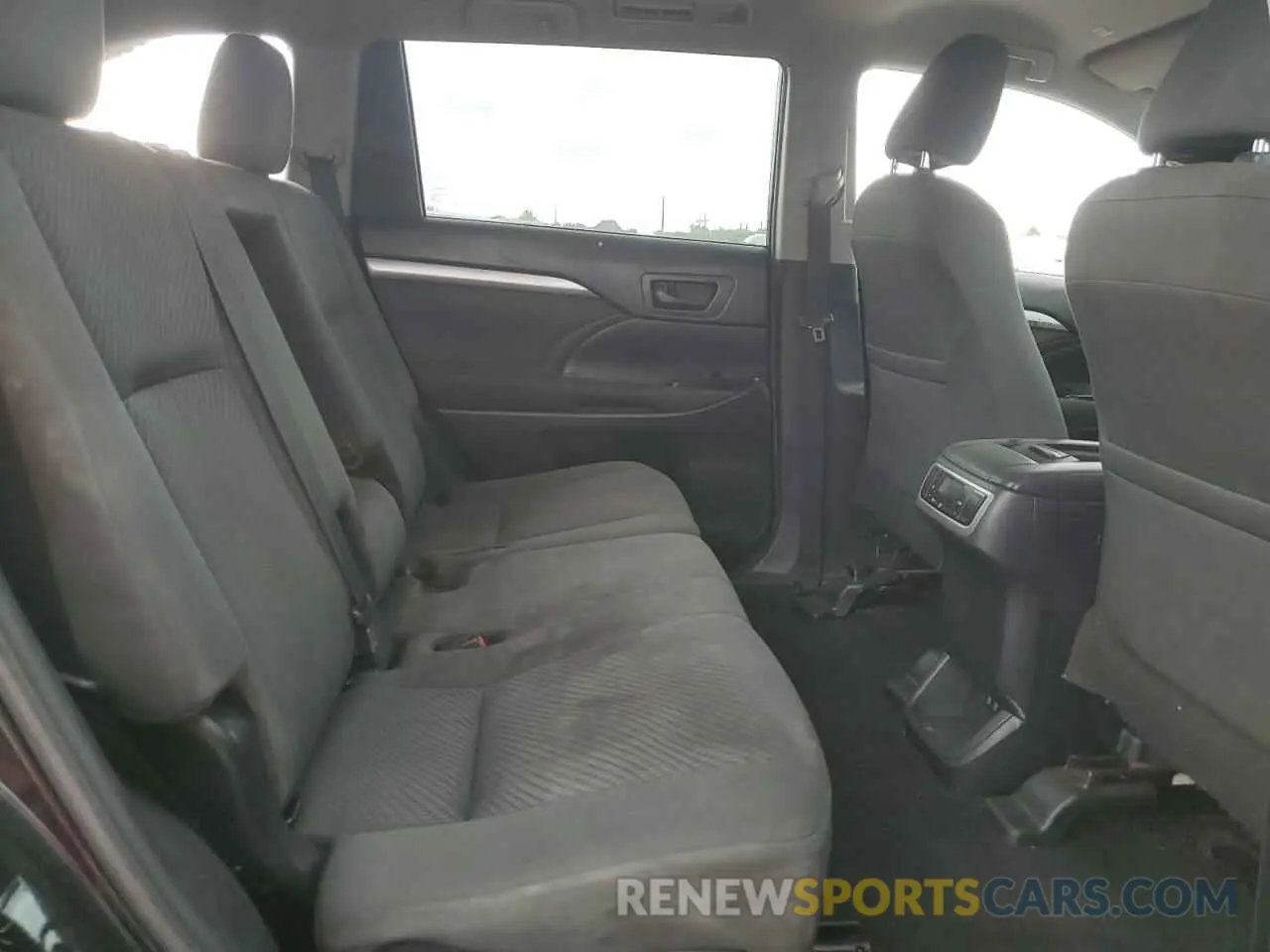 11 Photograph of a damaged car 5TDZARFH7KS049699 TOYOTA HIGHLANDER 2019