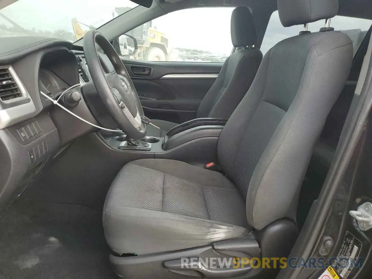 7 Photograph of a damaged car 5TDZARFH7KS049699 TOYOTA HIGHLANDER 2019