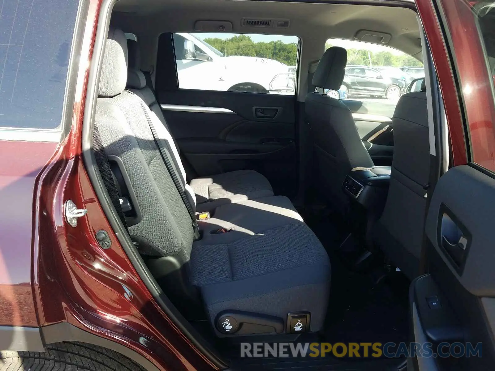 6 Photograph of a damaged car 5TDZARFH7KS057219 TOYOTA HIGHLANDER 2019
