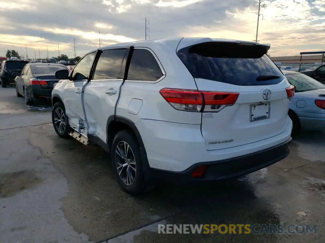 3 Photograph of a damaged car 5TDZARFH7KS059729 TOYOTA HIGHLANDER 2019