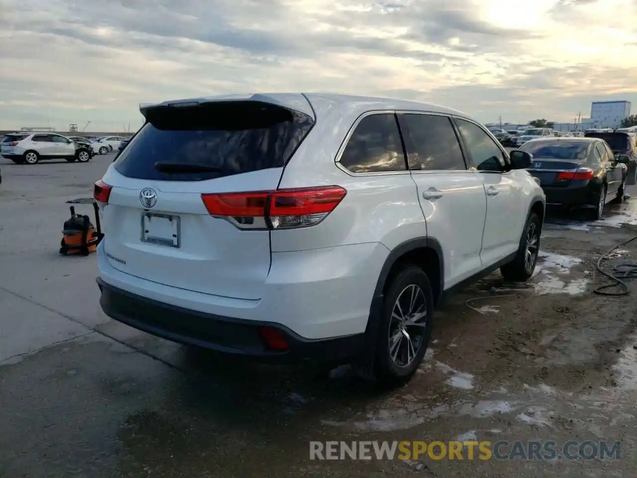 4 Photograph of a damaged car 5TDZARFH7KS059729 TOYOTA HIGHLANDER 2019