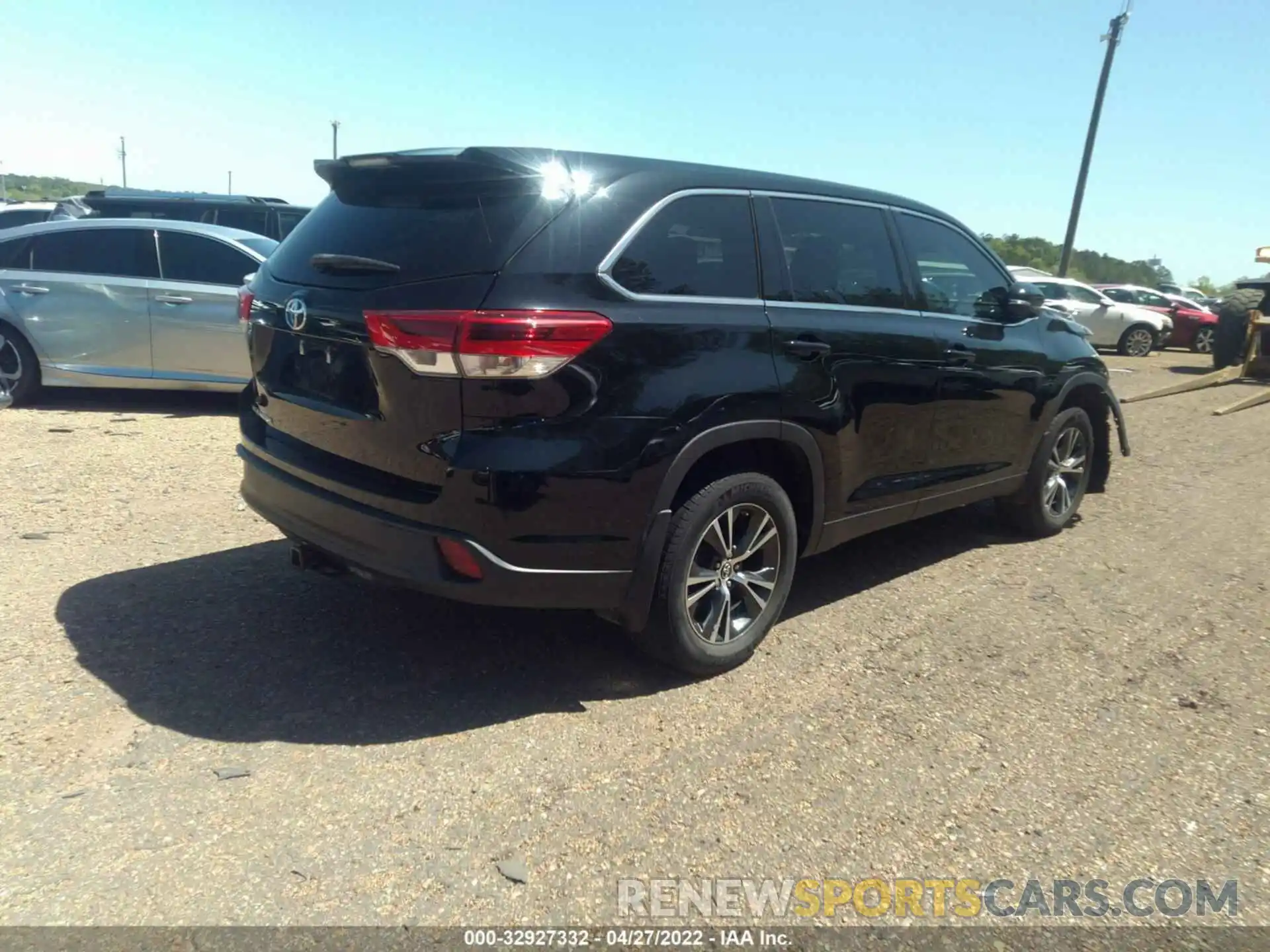 4 Photograph of a damaged car 5TDZARFH8KS041949 TOYOTA HIGHLANDER 2019