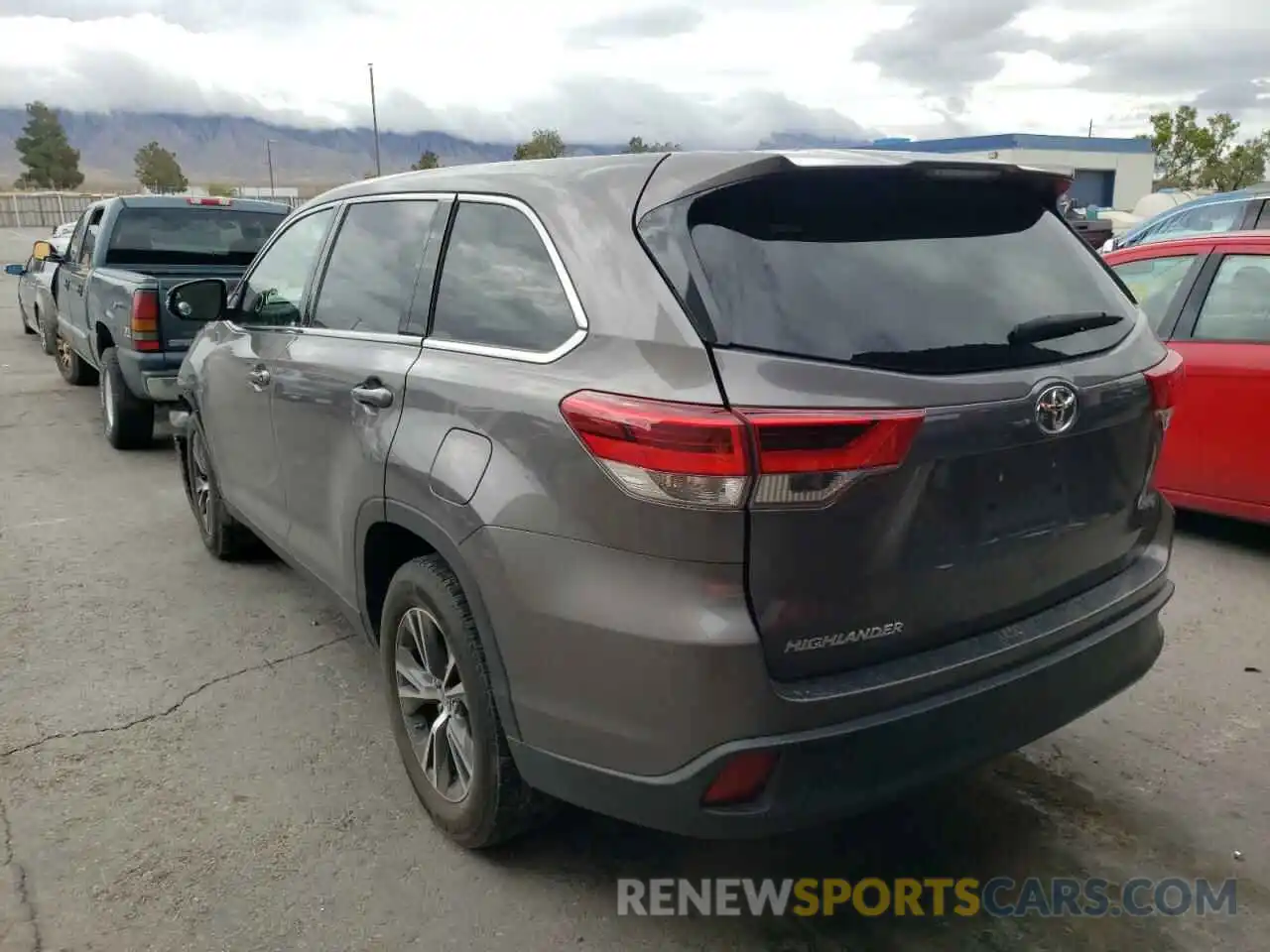 3 Photograph of a damaged car 5TDZARFH8KS042163 TOYOTA HIGHLANDER 2019