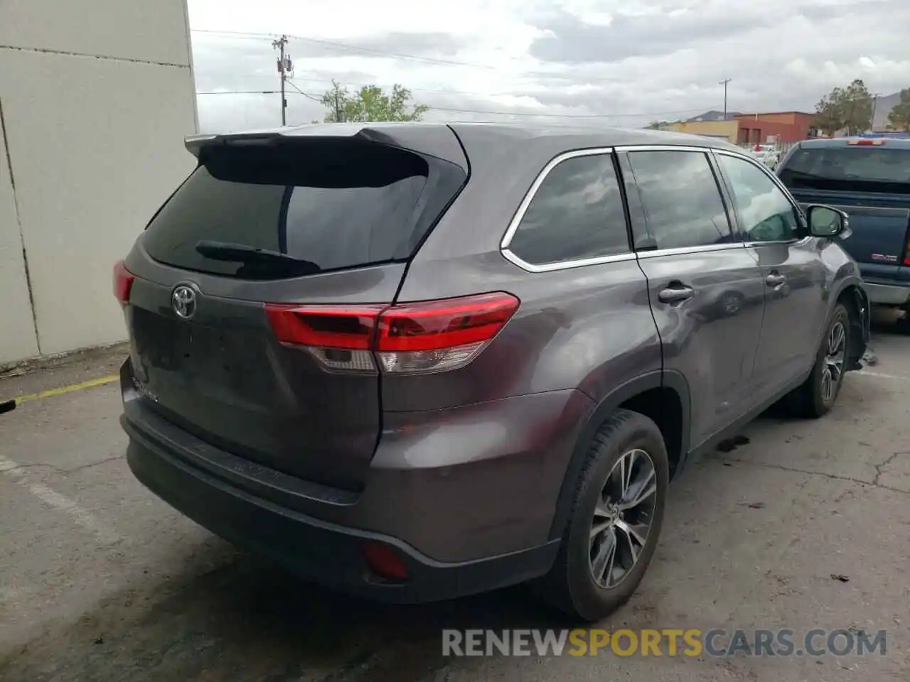 4 Photograph of a damaged car 5TDZARFH8KS042163 TOYOTA HIGHLANDER 2019