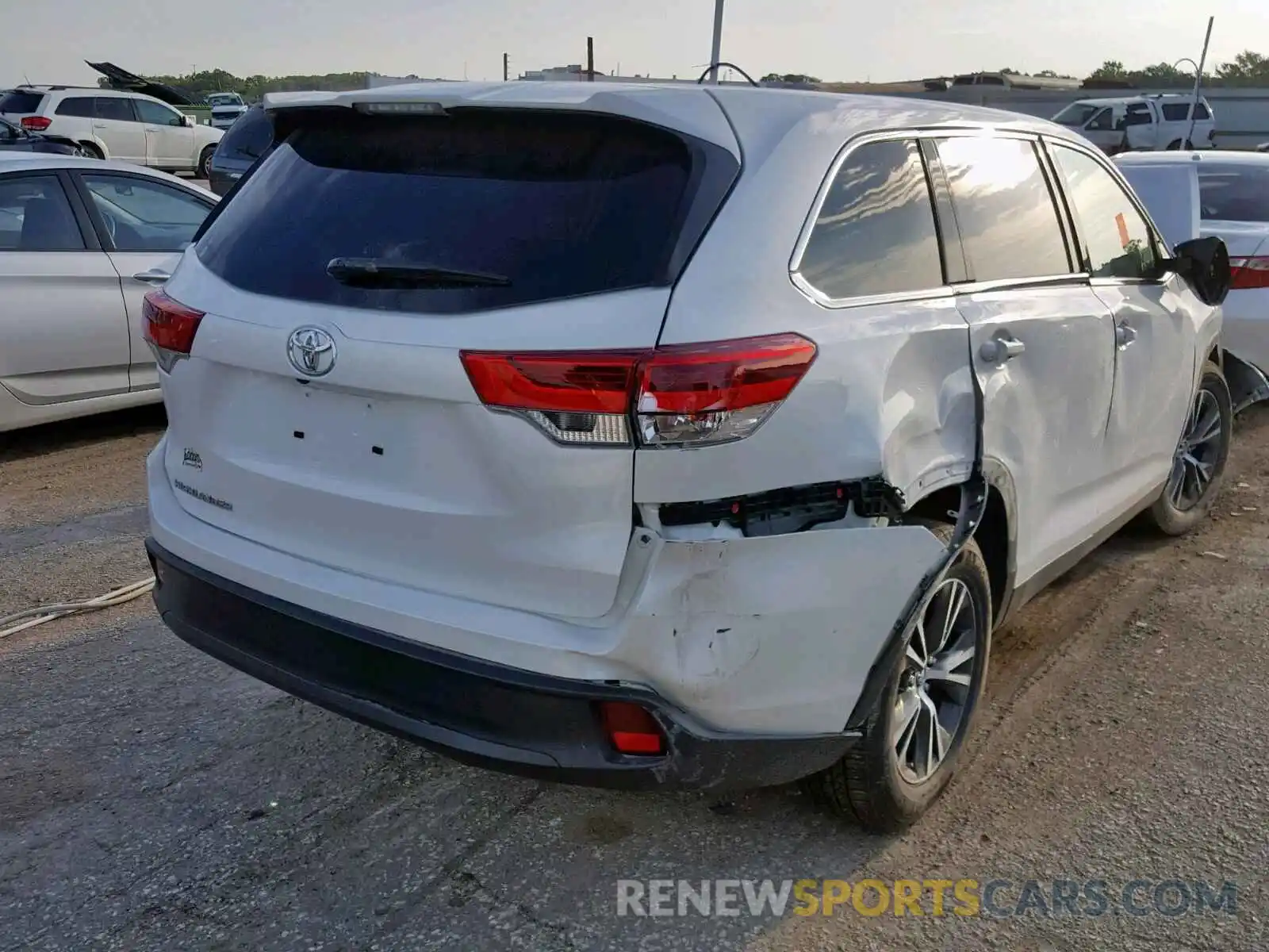 4 Photograph of a damaged car 5TDZARFH8KS042860 TOYOTA HIGHLANDER 2019