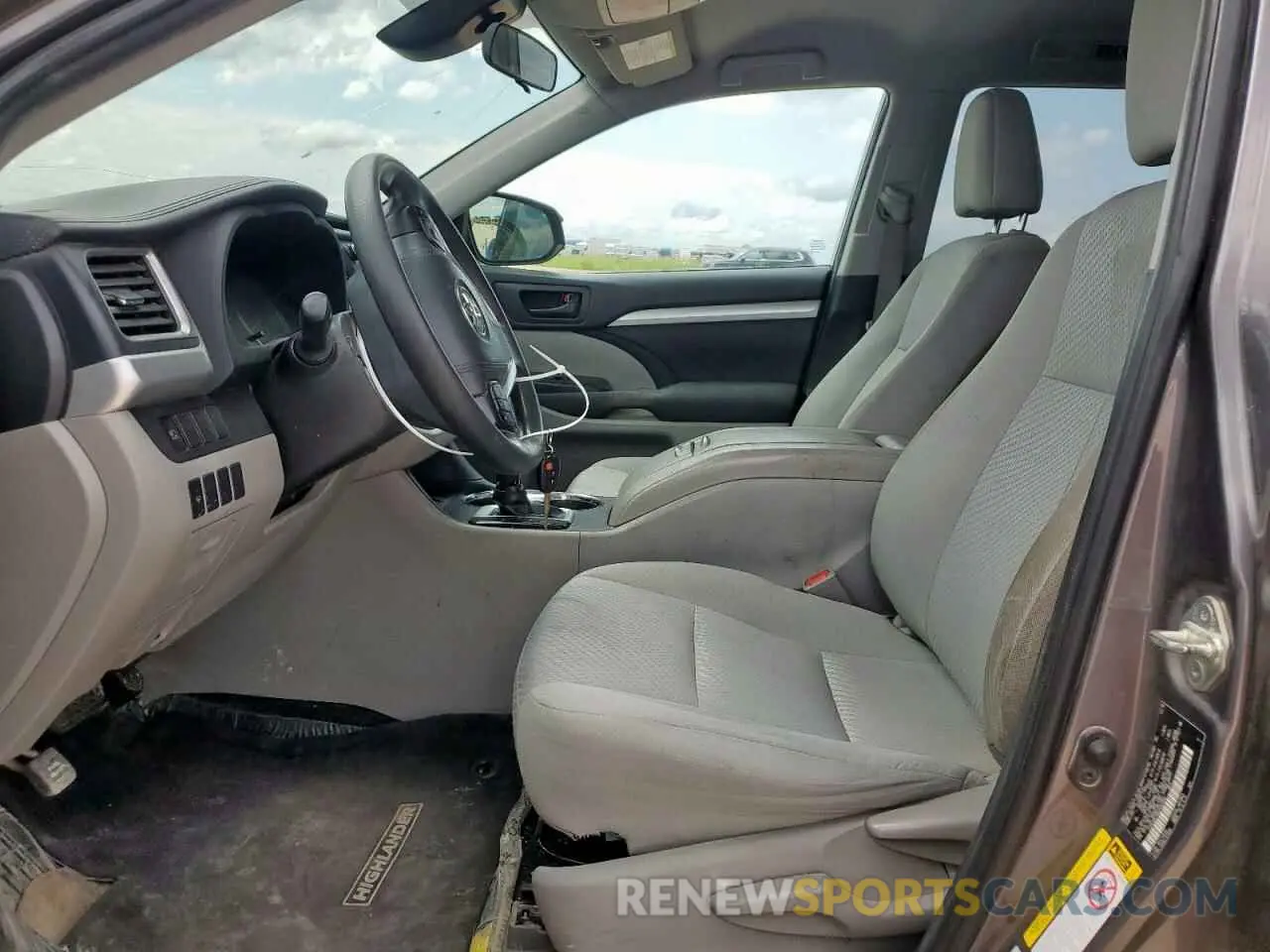 7 Photograph of a damaged car 5TDZARFH8KS044950 TOYOTA HIGHLANDER 2019