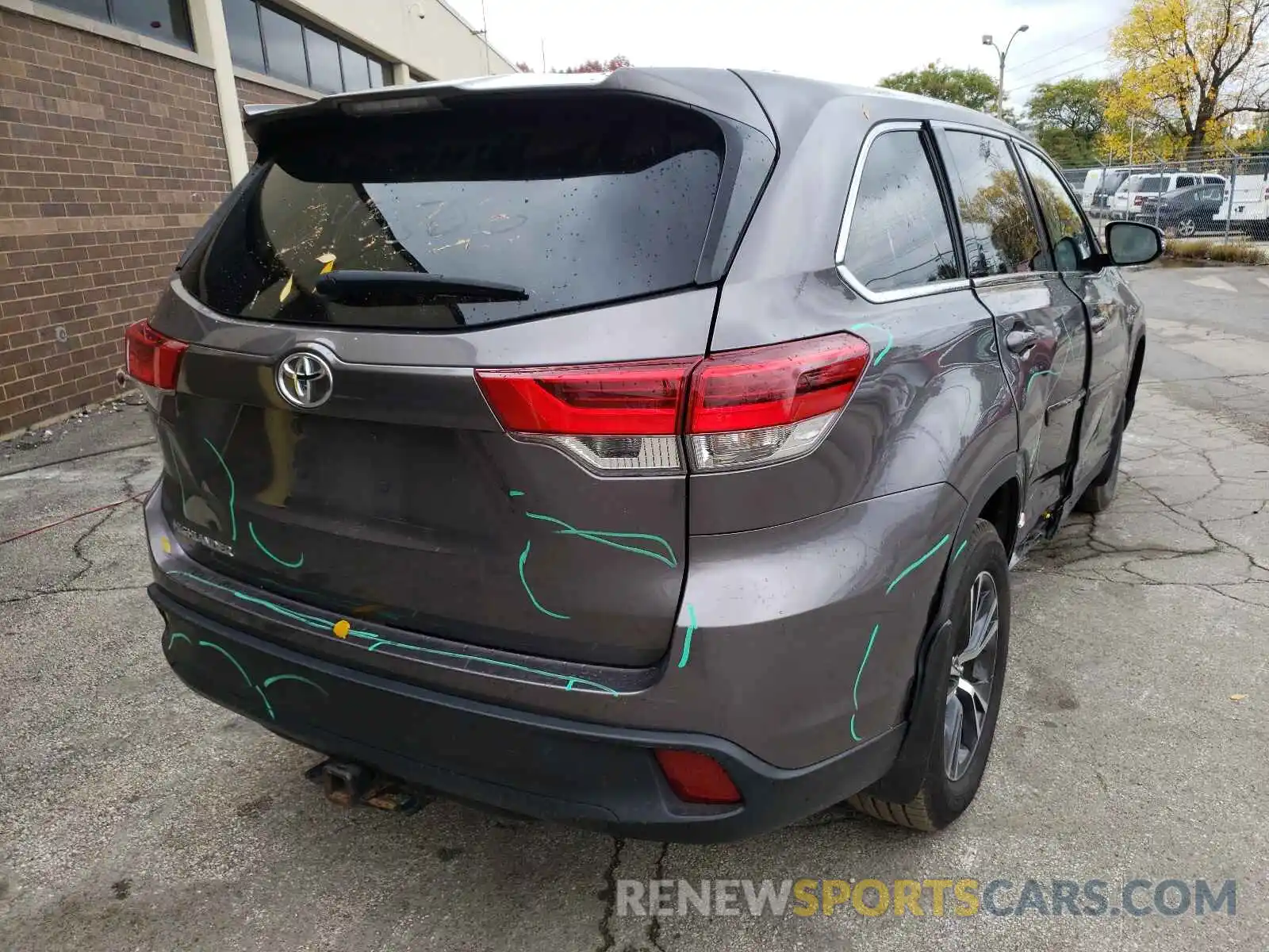 4 Photograph of a damaged car 5TDZARFH8KS048030 TOYOTA HIGHLANDER 2019