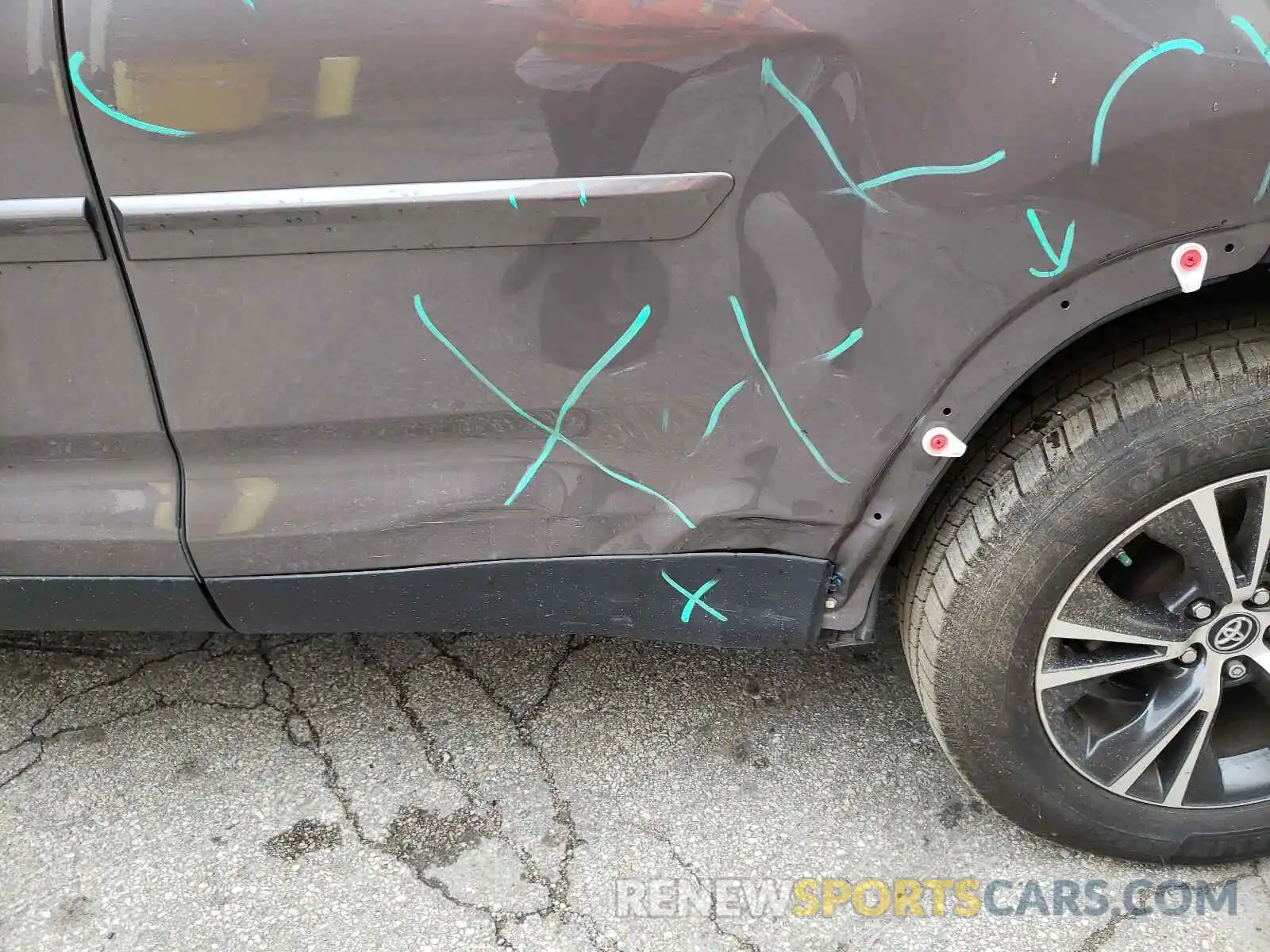 9 Photograph of a damaged car 5TDZARFH8KS048030 TOYOTA HIGHLANDER 2019