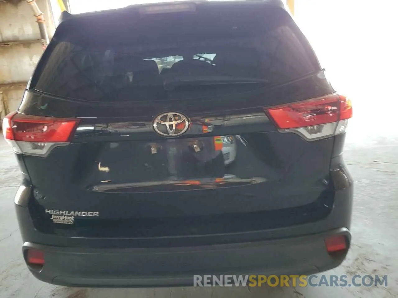 6 Photograph of a damaged car 5TDZARFH8KS049694 TOYOTA HIGHLANDER 2019