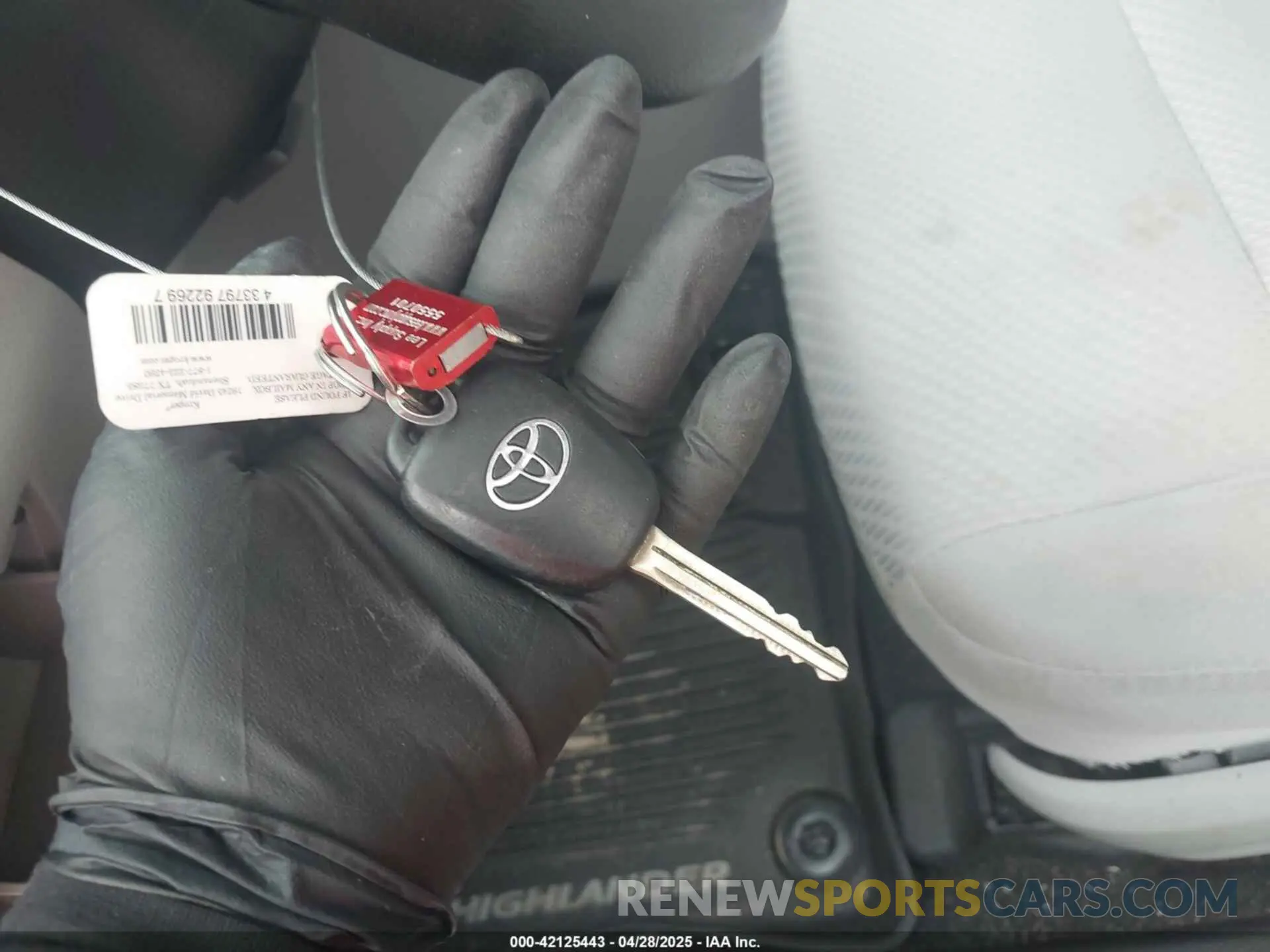 11 Photograph of a damaged car 5TDZARFH8KS055303 TOYOTA HIGHLANDER 2019