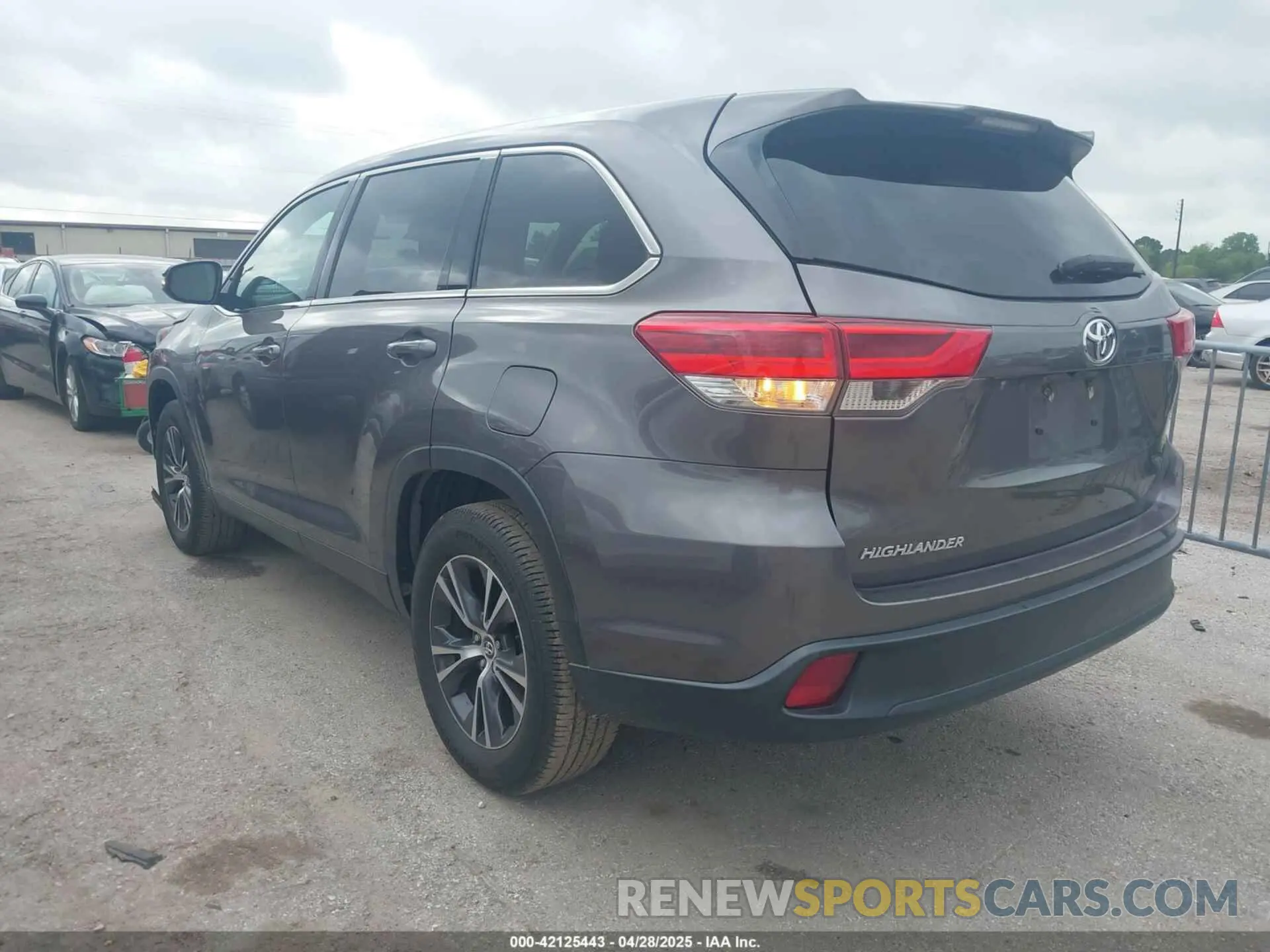 3 Photograph of a damaged car 5TDZARFH8KS055303 TOYOTA HIGHLANDER 2019