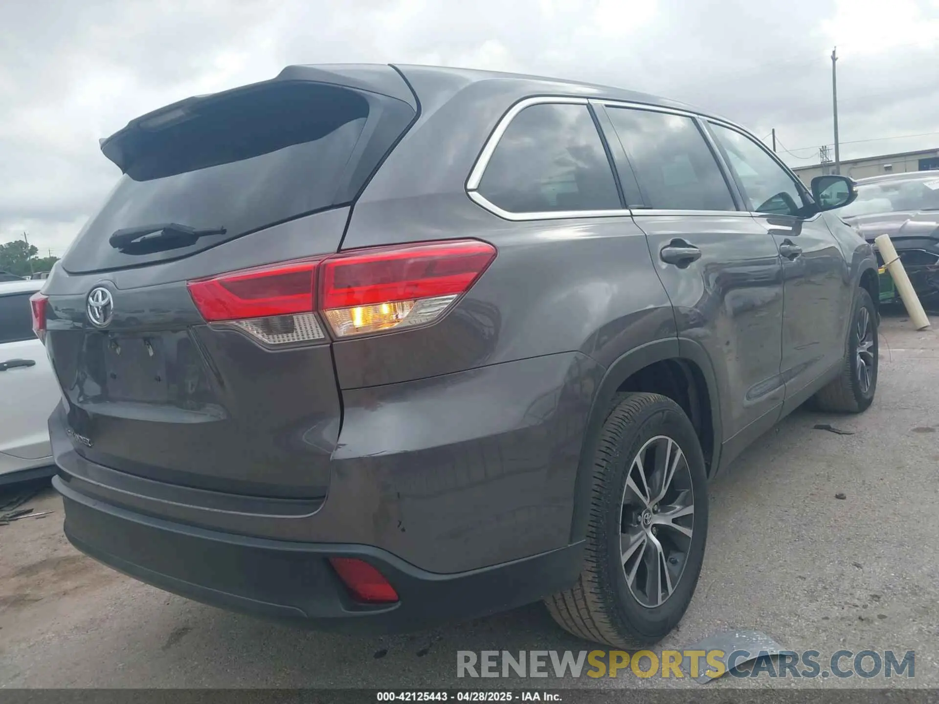 4 Photograph of a damaged car 5TDZARFH8KS055303 TOYOTA HIGHLANDER 2019