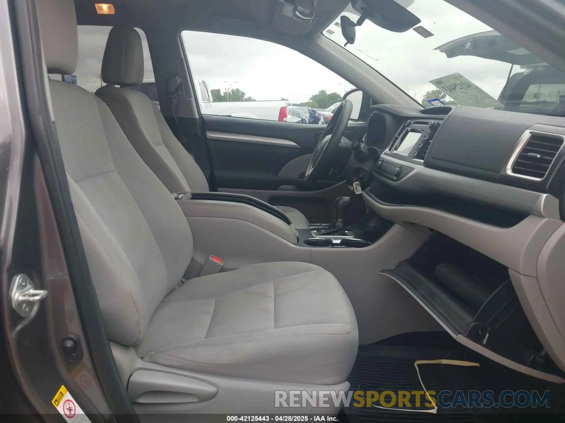 5 Photograph of a damaged car 5TDZARFH8KS055303 TOYOTA HIGHLANDER 2019