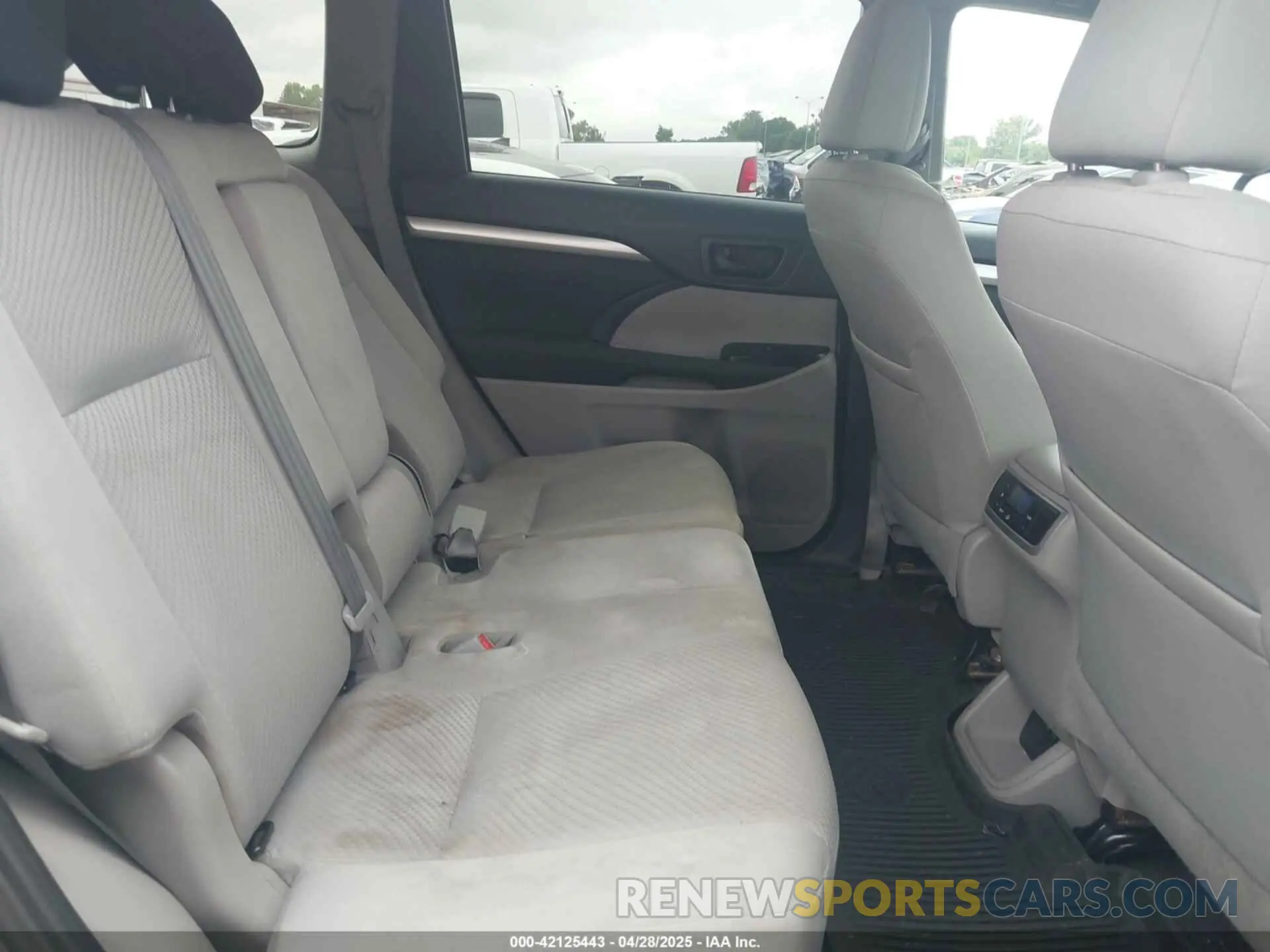 8 Photograph of a damaged car 5TDZARFH8KS055303 TOYOTA HIGHLANDER 2019