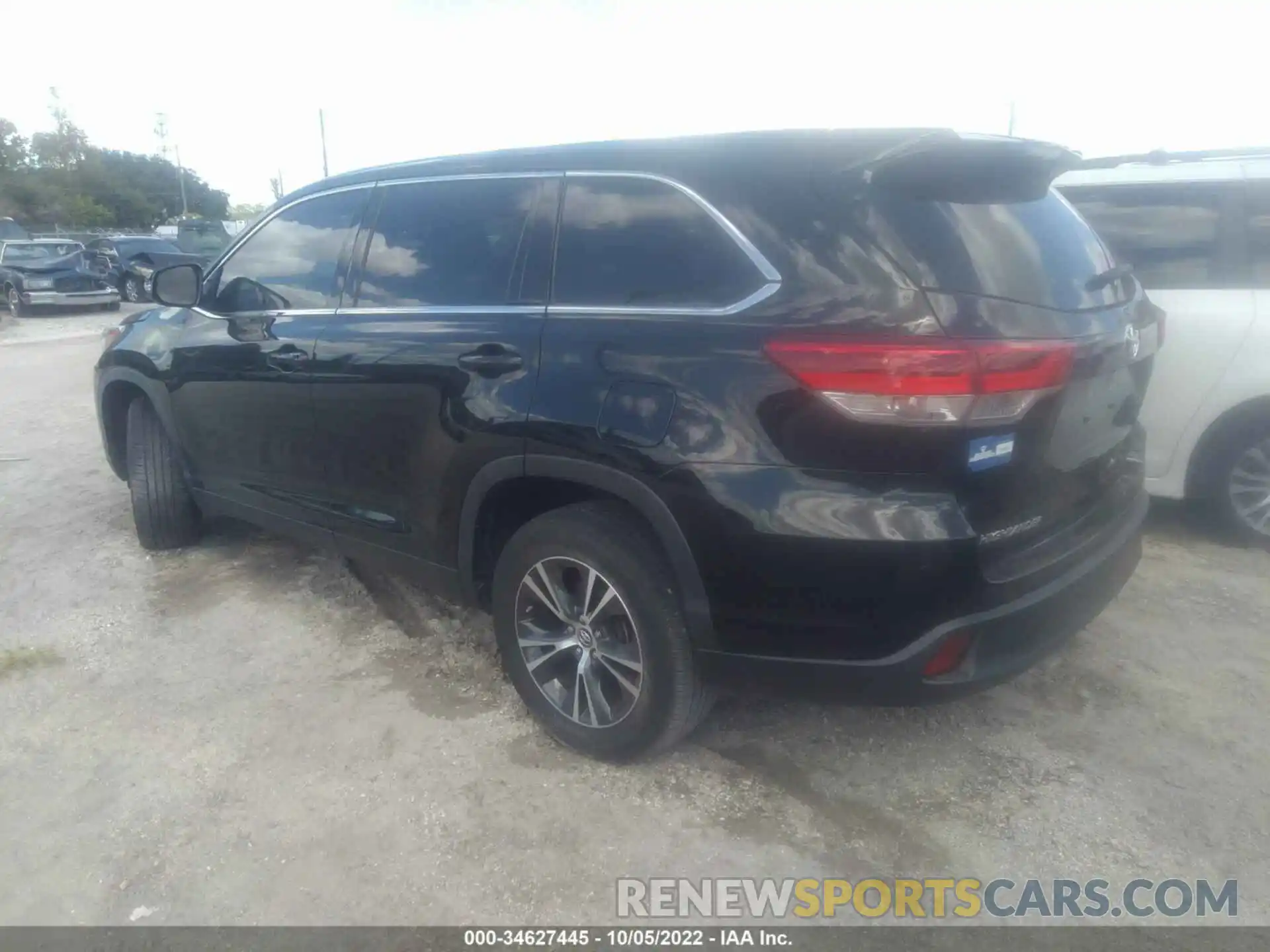 3 Photograph of a damaged car 5TDZARFH8KS058279 TOYOTA HIGHLANDER 2019