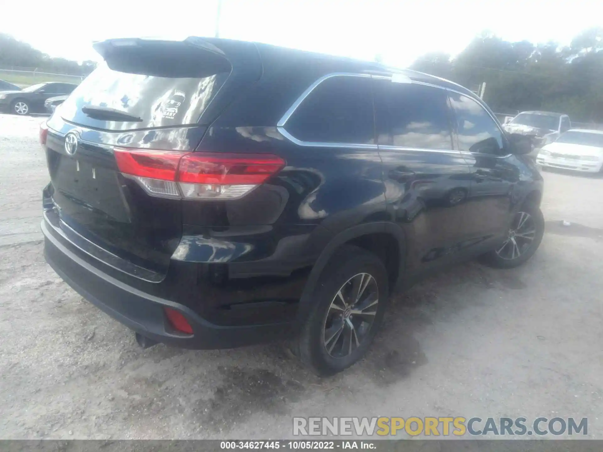 4 Photograph of a damaged car 5TDZARFH8KS058279 TOYOTA HIGHLANDER 2019