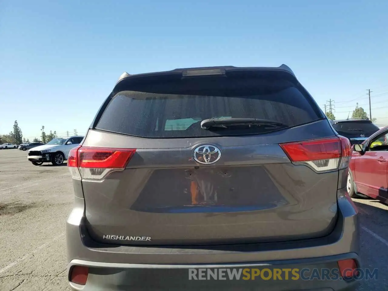 6 Photograph of a damaged car 5TDZARFH8KS061246 TOYOTA HIGHLANDER 2019