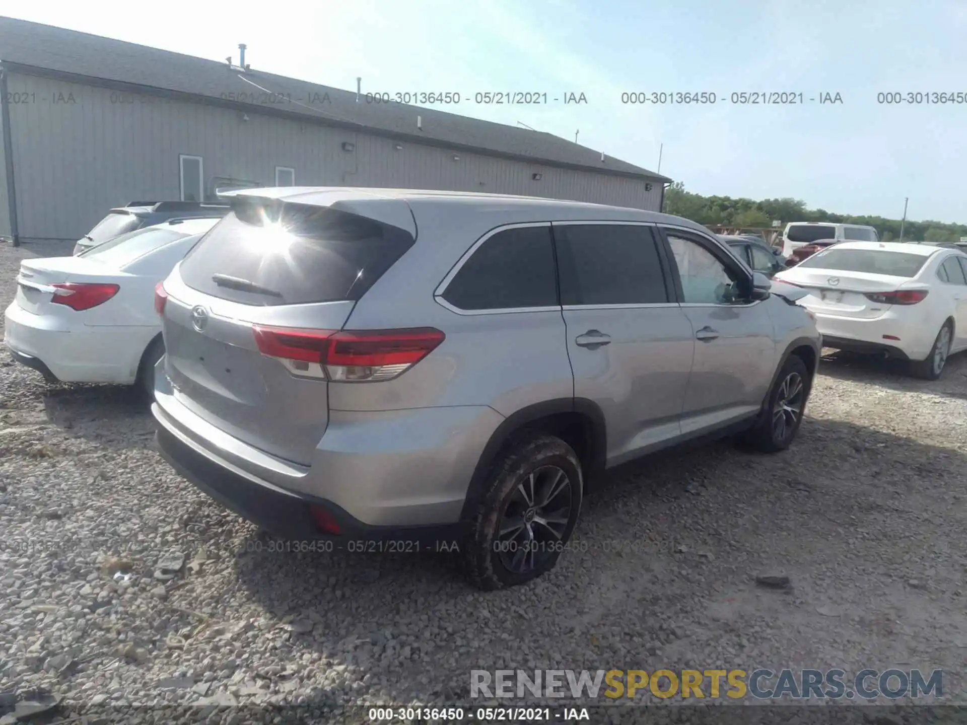 4 Photograph of a damaged car 5TDZARFH9KS043290 TOYOTA HIGHLANDER 2019