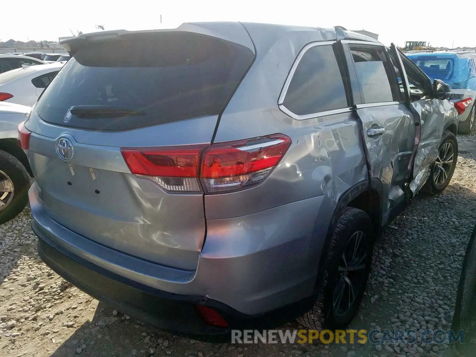 4 Photograph of a damaged car 5TDZARFH9KS043841 TOYOTA HIGHLANDER 2019