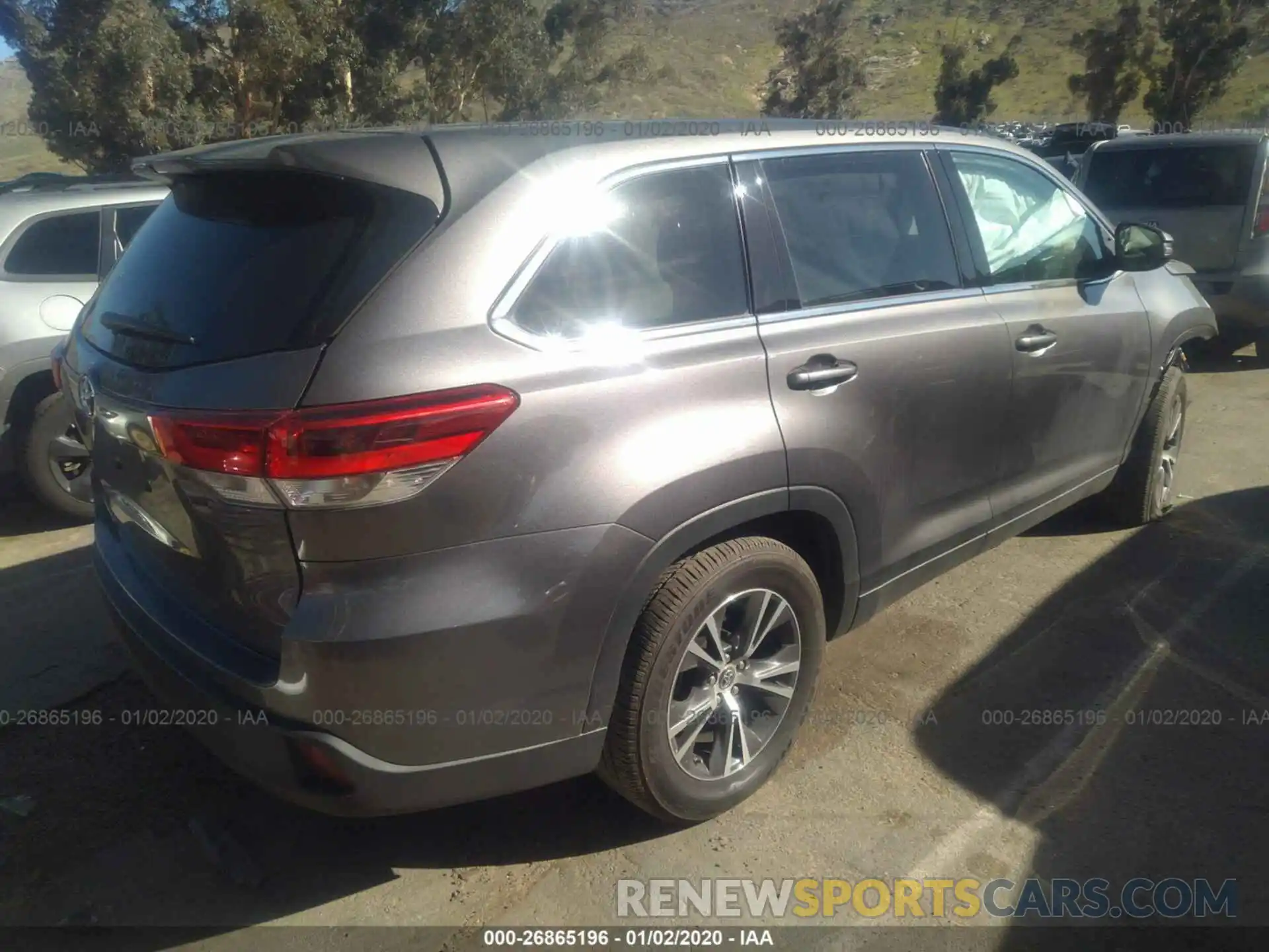 4 Photograph of a damaged car 5TDZARFH9KS049574 TOYOTA HIGHLANDER 2019