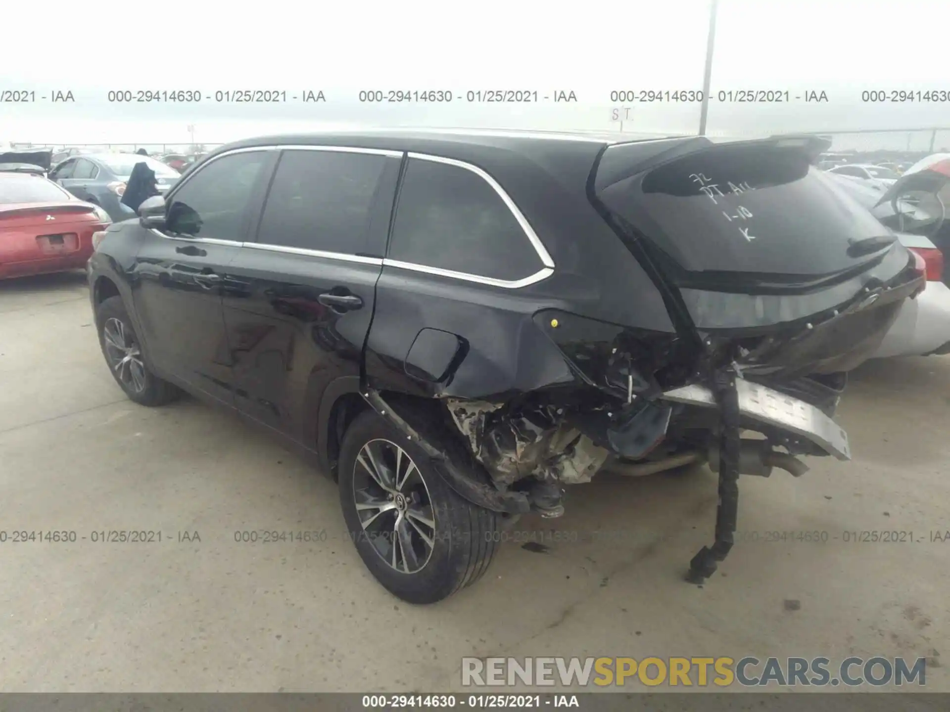 3 Photograph of a damaged car 5TDZARFH9KS050465 TOYOTA HIGHLANDER 2019