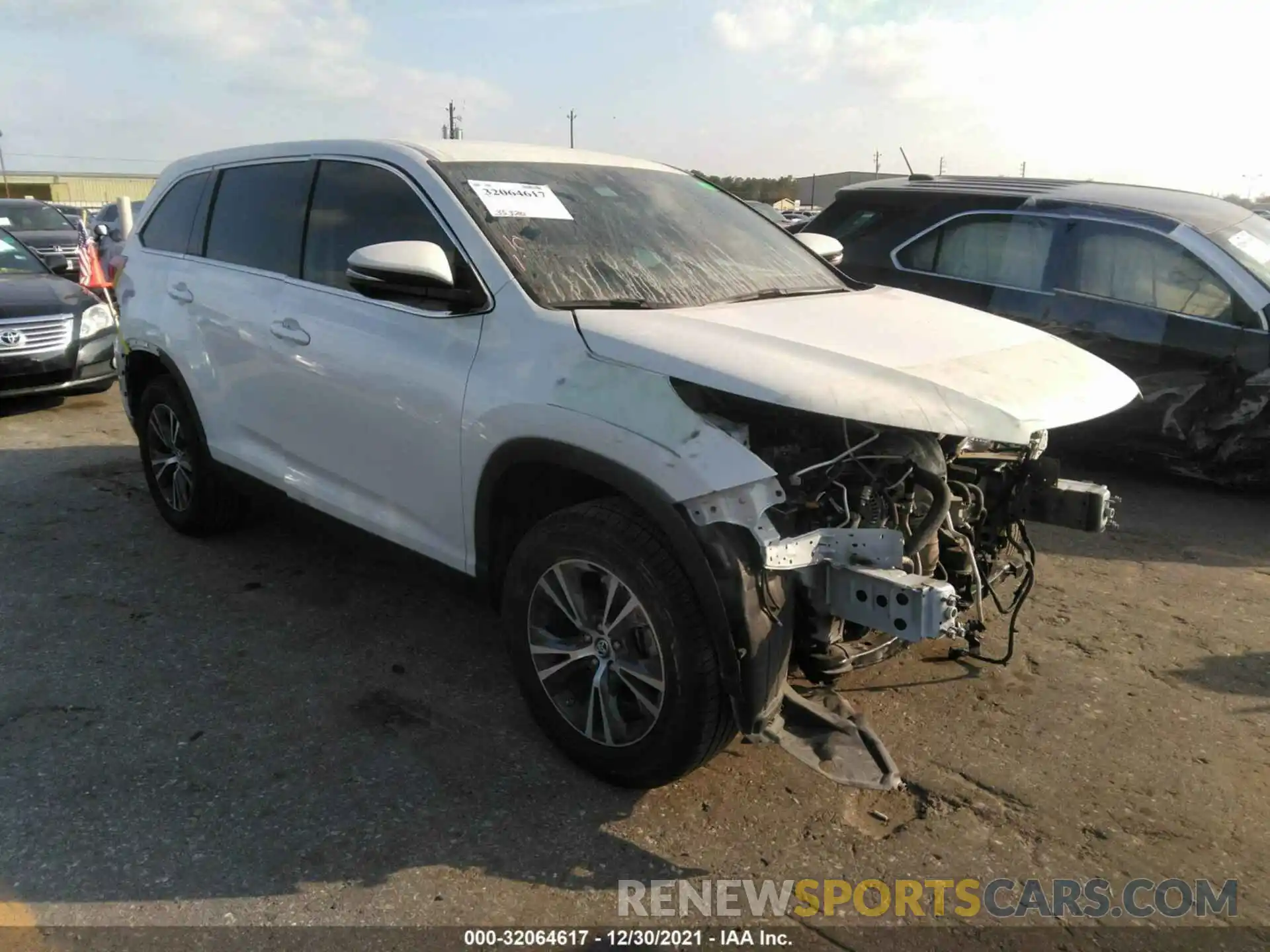 1 Photograph of a damaged car 5TDZARFH9KS051065 TOYOTA HIGHLANDER 2019