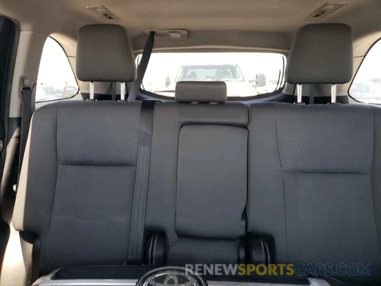 10 Photograph of a damaged car 5TDZARFH9KS052135 TOYOTA HIGHLANDER 2019