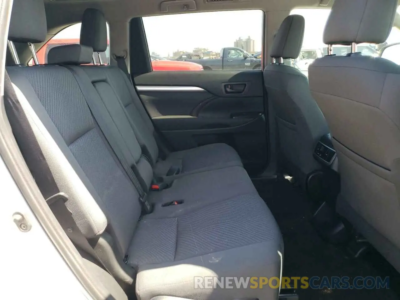 11 Photograph of a damaged car 5TDZARFH9KS052135 TOYOTA HIGHLANDER 2019