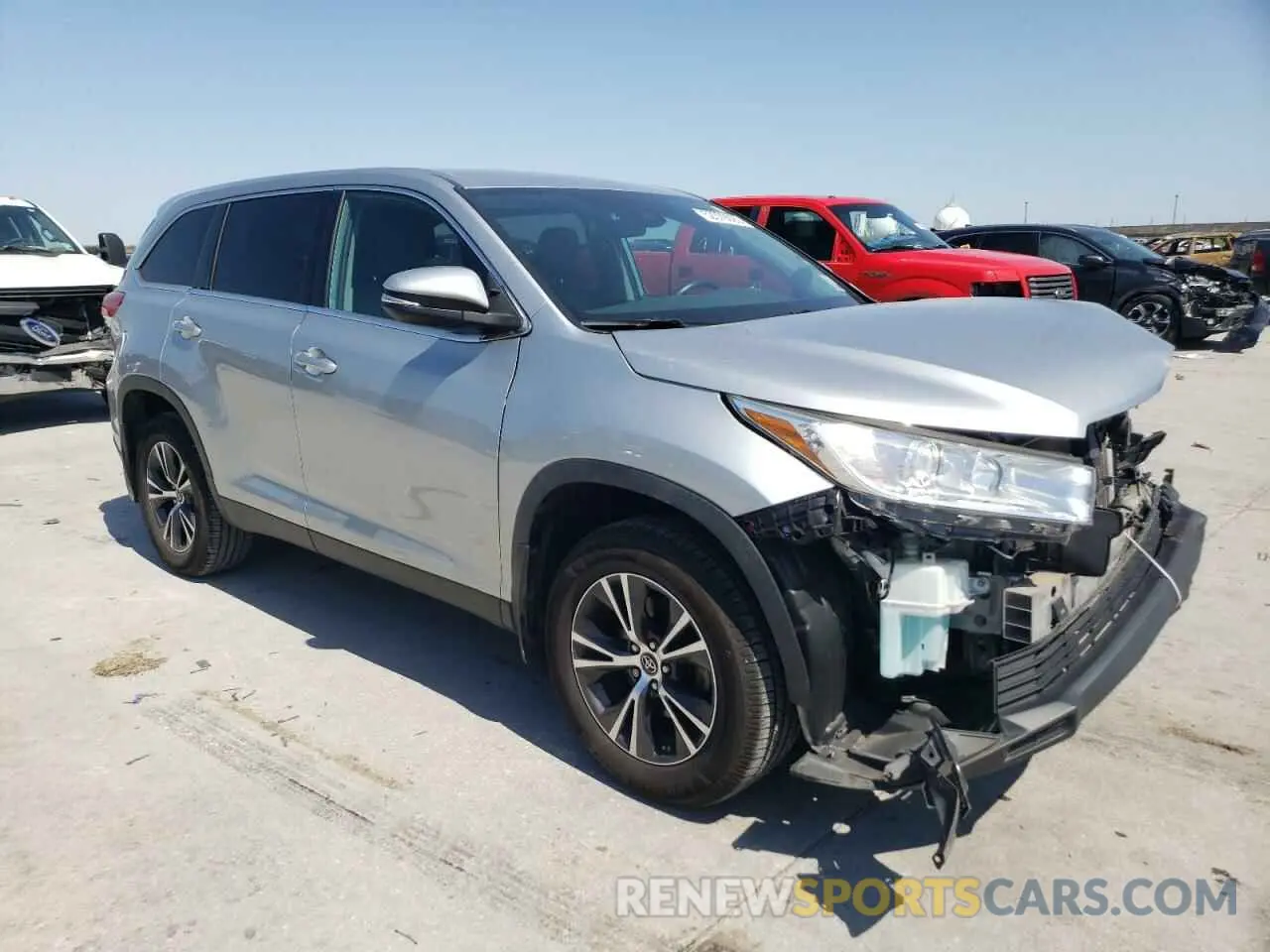4 Photograph of a damaged car 5TDZARFH9KS052135 TOYOTA HIGHLANDER 2019