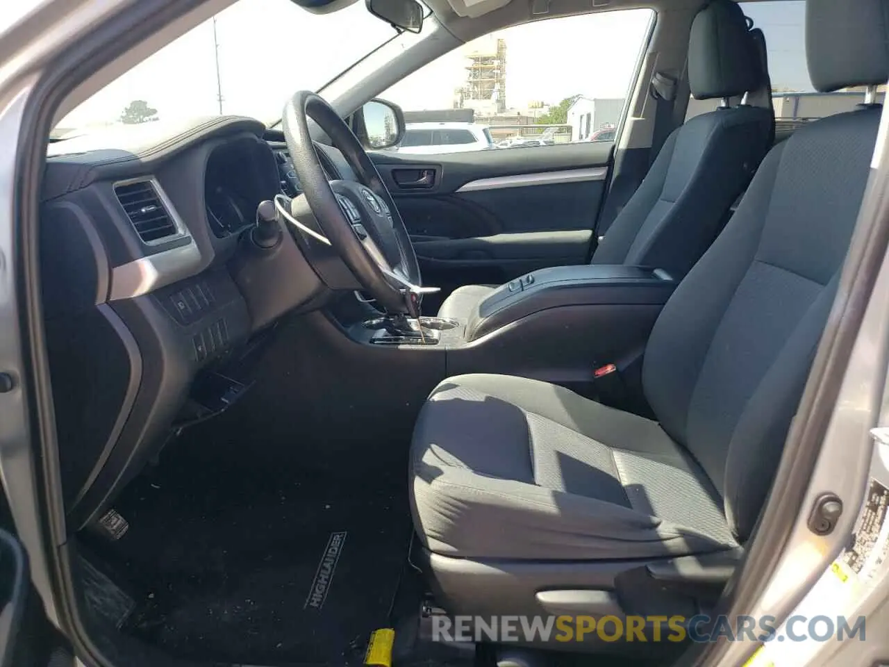 7 Photograph of a damaged car 5TDZARFH9KS052135 TOYOTA HIGHLANDER 2019