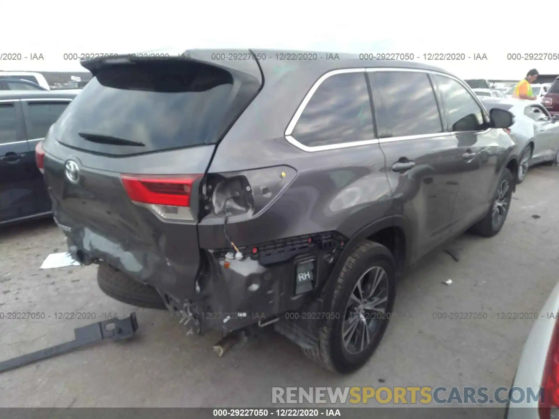 4 Photograph of a damaged car 5TDZARFH9KS055472 TOYOTA HIGHLANDER 2019