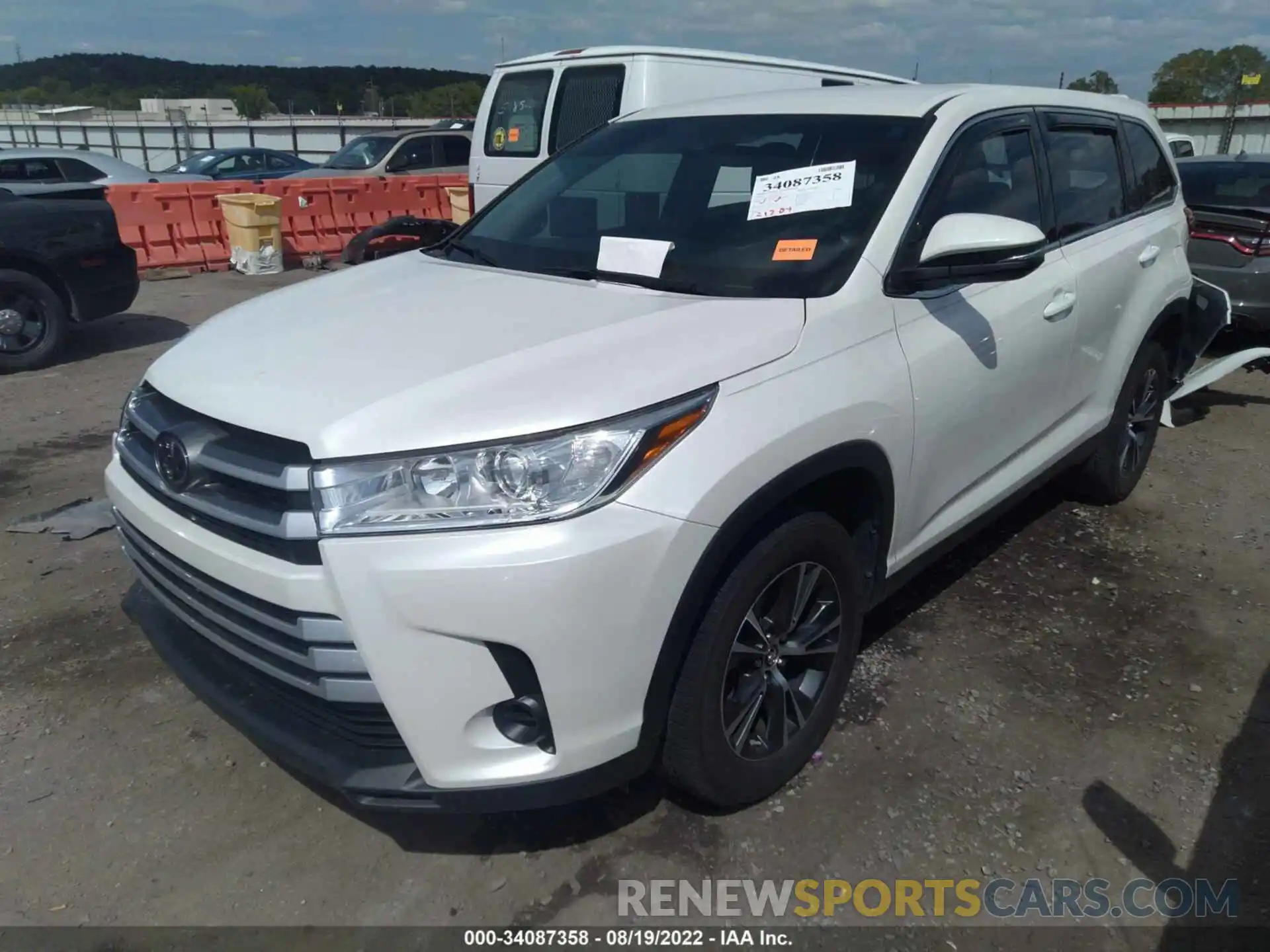 2 Photograph of a damaged car 5TDZARFH9KS056699 TOYOTA HIGHLANDER 2019