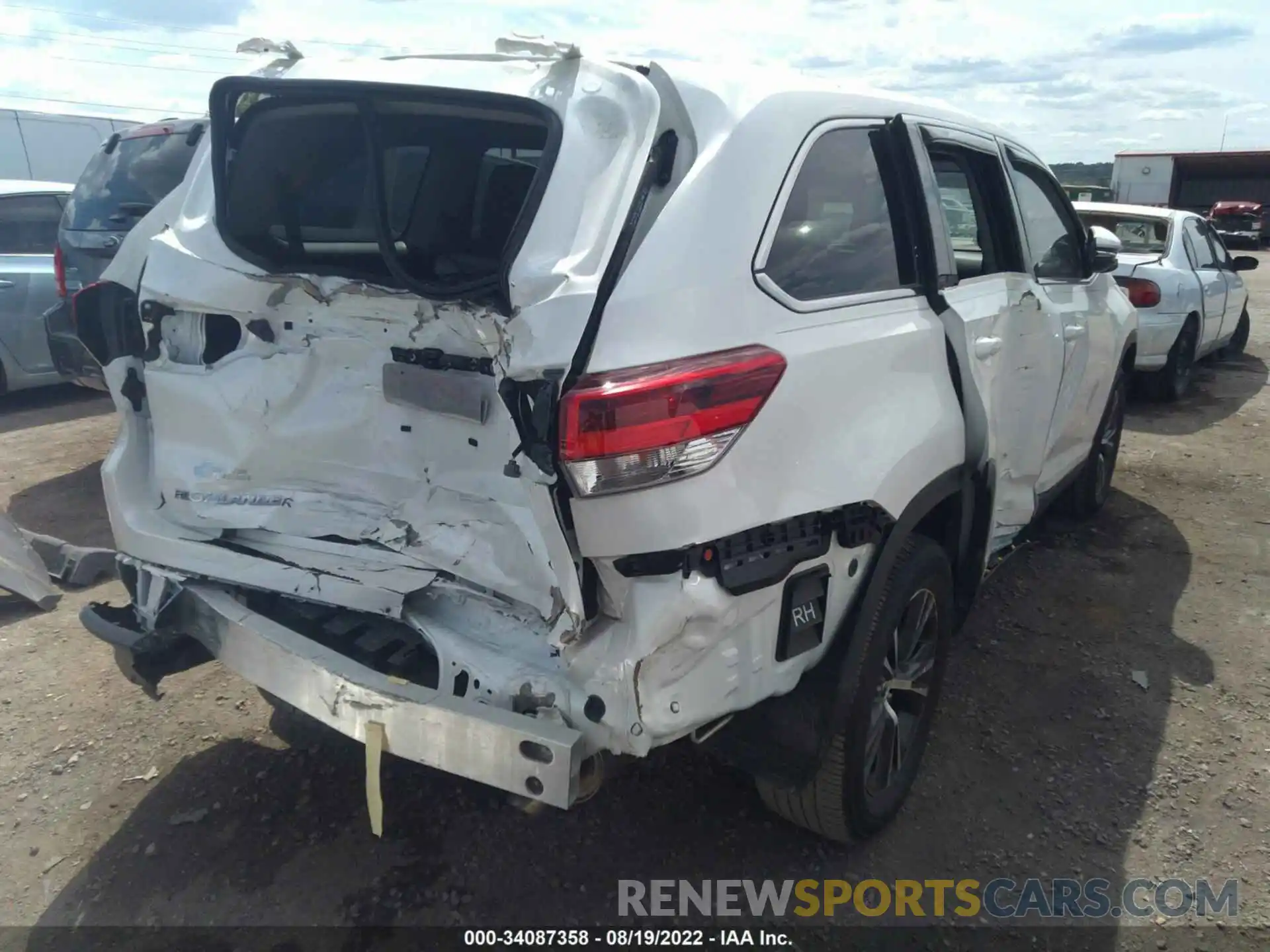 4 Photograph of a damaged car 5TDZARFH9KS056699 TOYOTA HIGHLANDER 2019