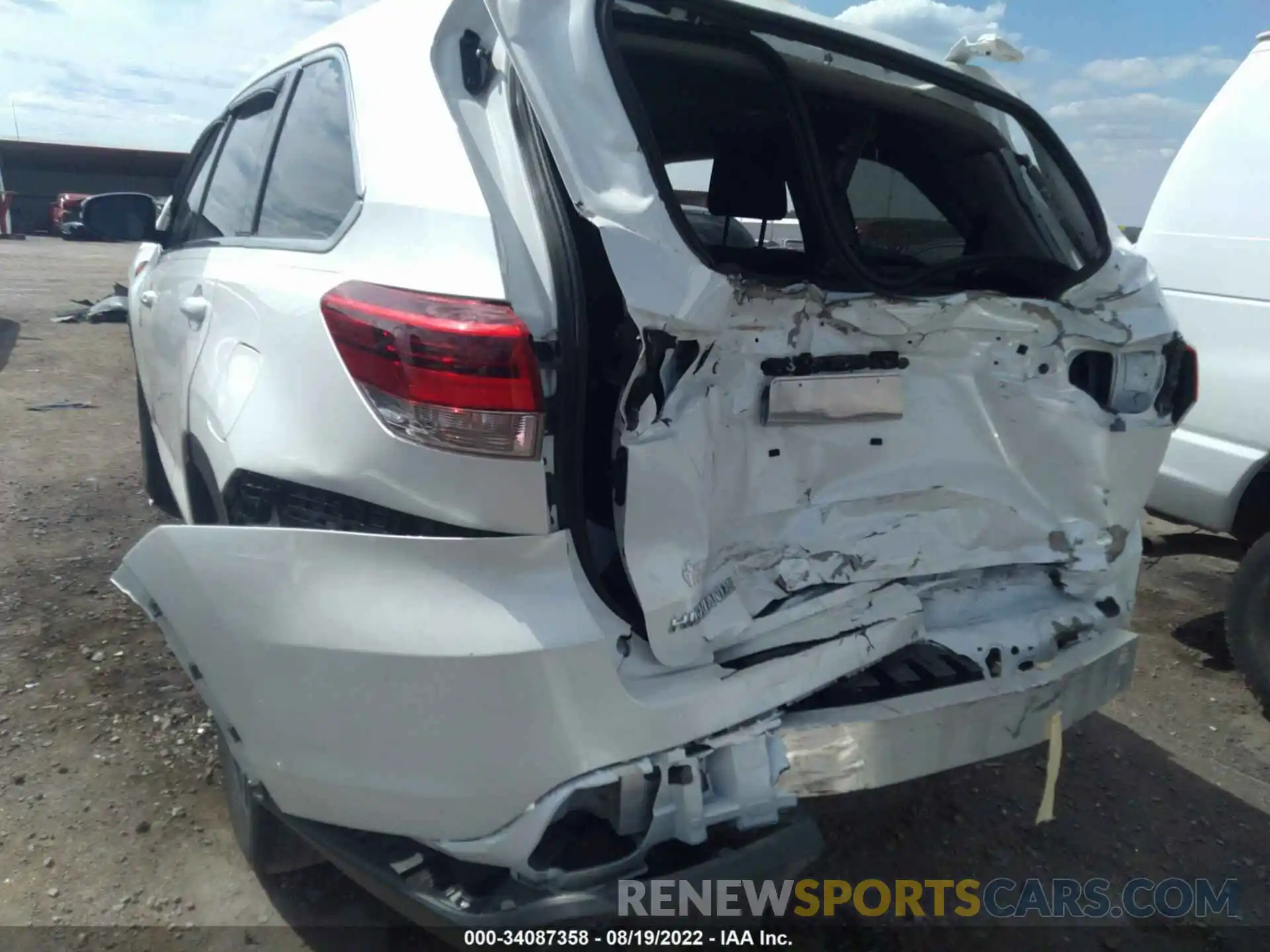 6 Photograph of a damaged car 5TDZARFH9KS056699 TOYOTA HIGHLANDER 2019