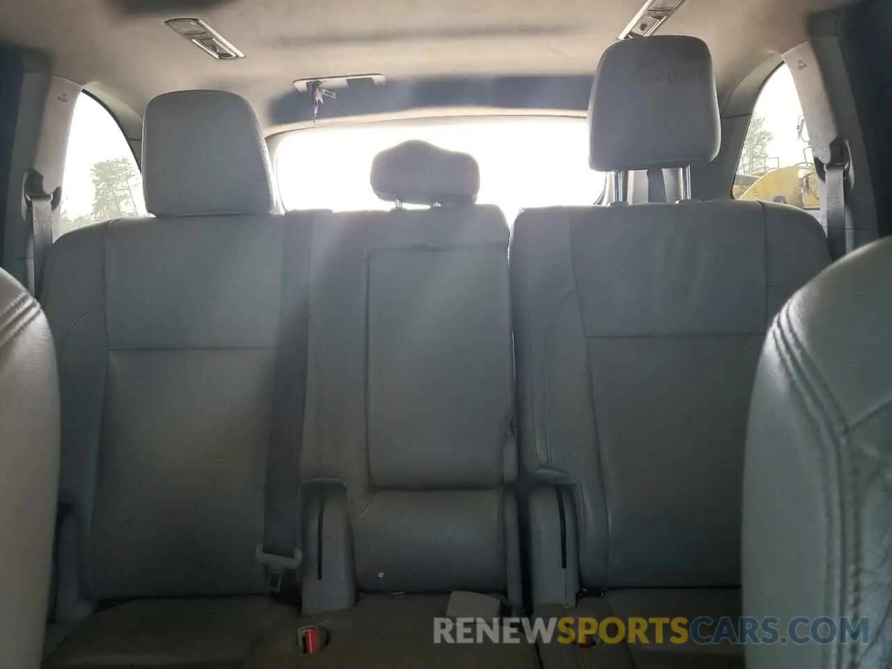 10 Photograph of a damaged car 5TDZARFHXKS046196 TOYOTA HIGHLANDER 2019