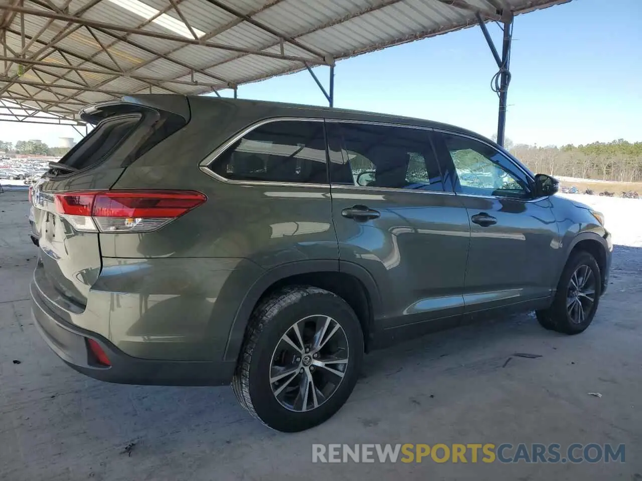 3 Photograph of a damaged car 5TDZARFHXKS046196 TOYOTA HIGHLANDER 2019