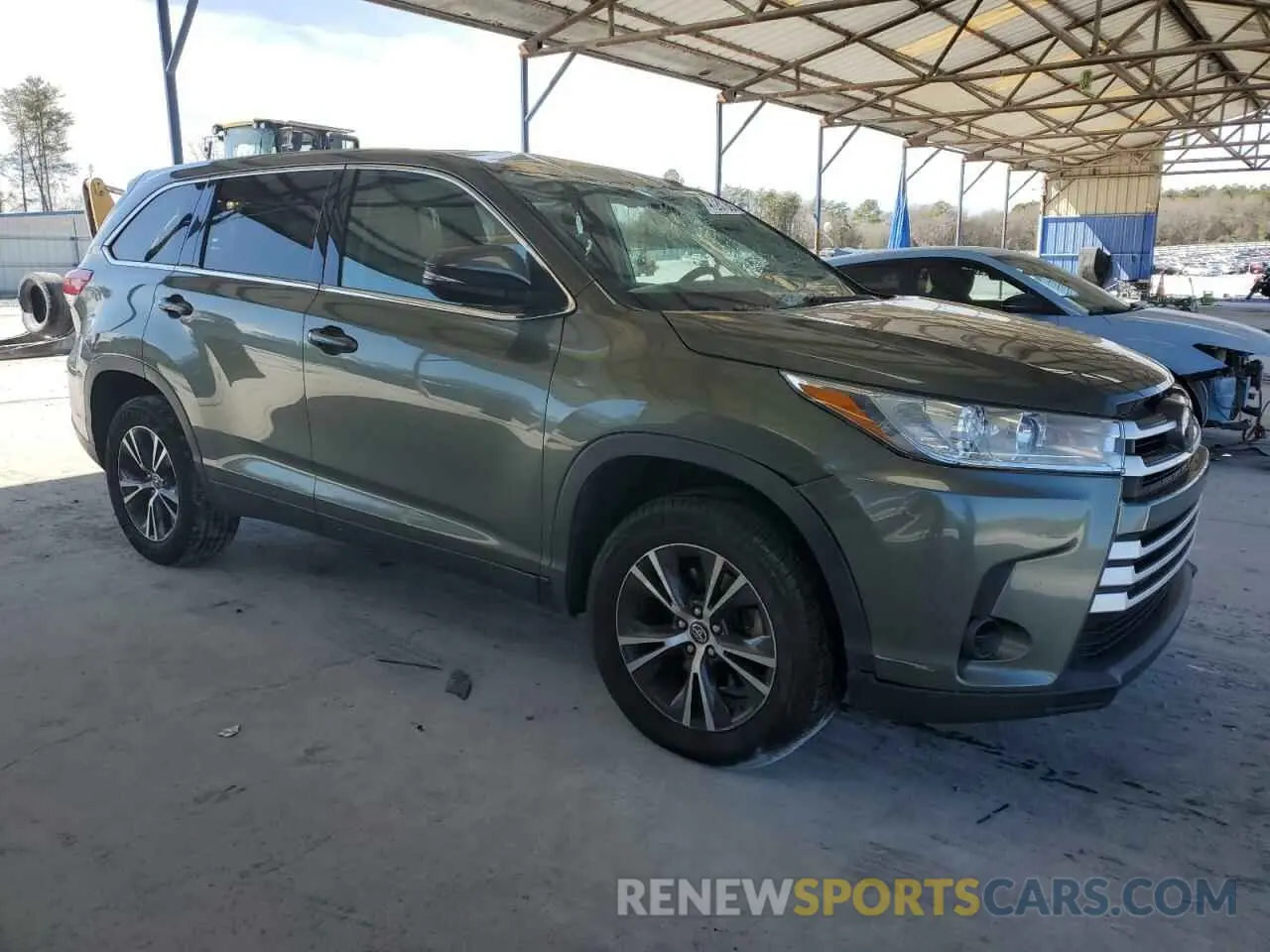 4 Photograph of a damaged car 5TDZARFHXKS046196 TOYOTA HIGHLANDER 2019