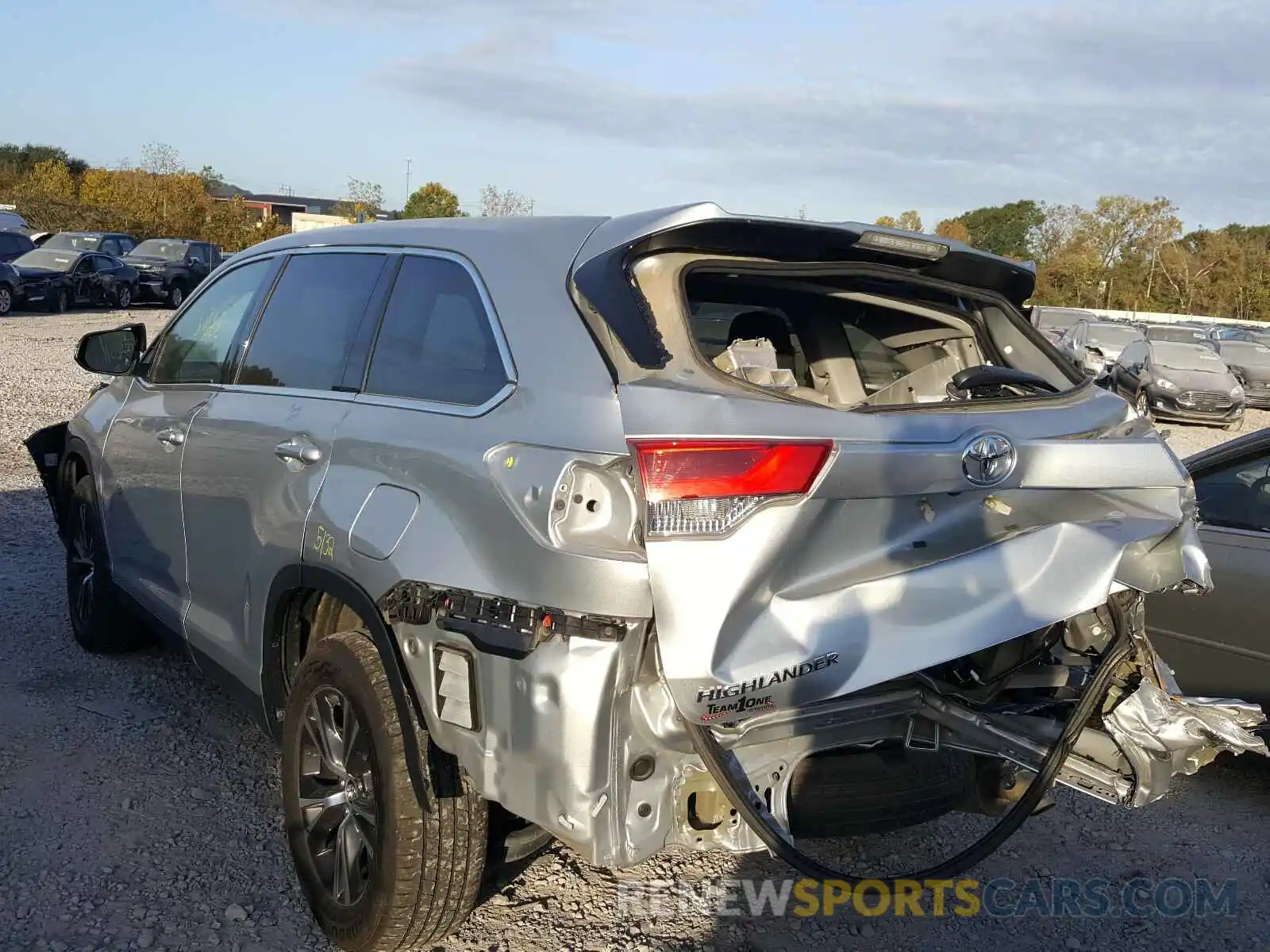 3 Photograph of a damaged car 5TDZARFHXKS047669 TOYOTA HIGHLANDER 2019