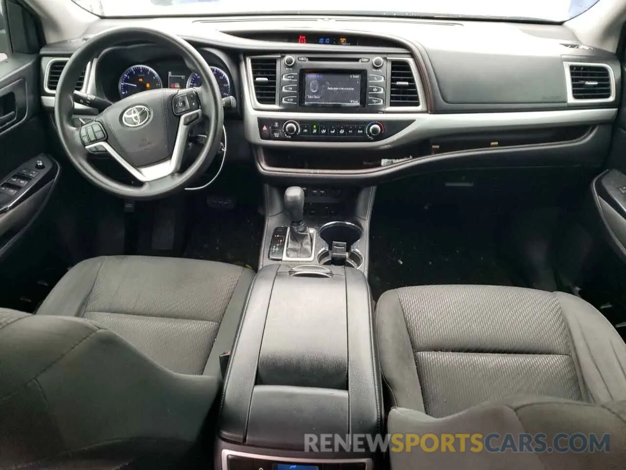 8 Photograph of a damaged car 5TDZARFHXKS048160 TOYOTA HIGHLANDER 2019