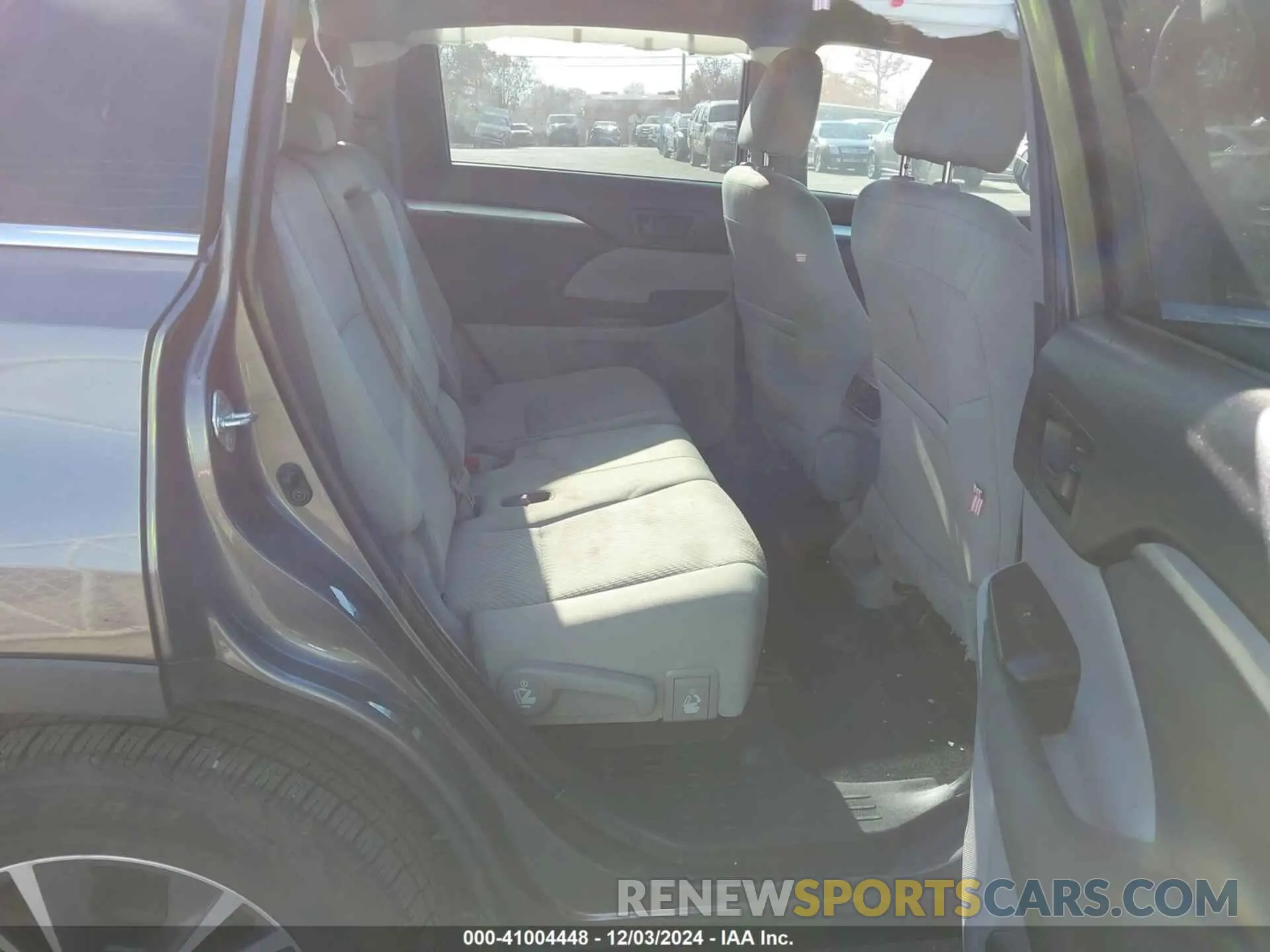 8 Photograph of a damaged car 5TDZARFHXKS050183 TOYOTA HIGHLANDER 2019