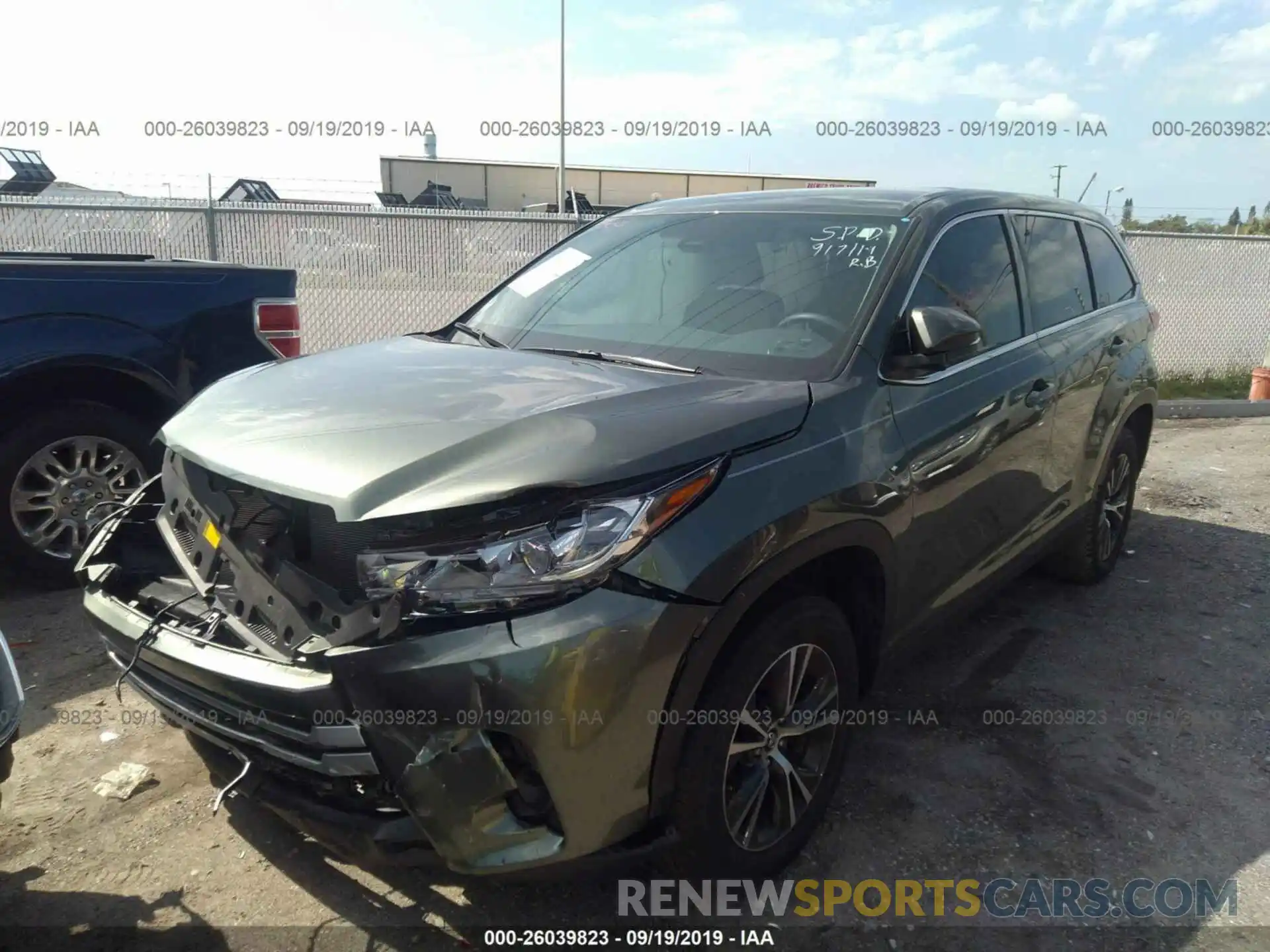 2 Photograph of a damaged car 5TDZARFHXKS051799 TOYOTA HIGHLANDER 2019