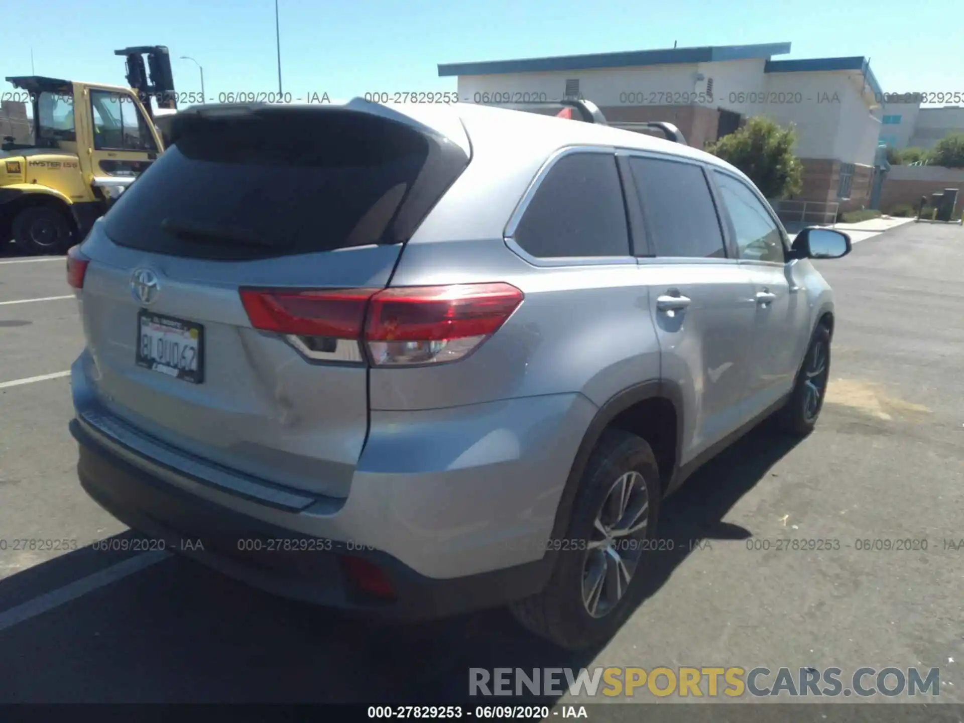 4 Photograph of a damaged car 5TDZARFHXKS052287 TOYOTA HIGHLANDER 2019