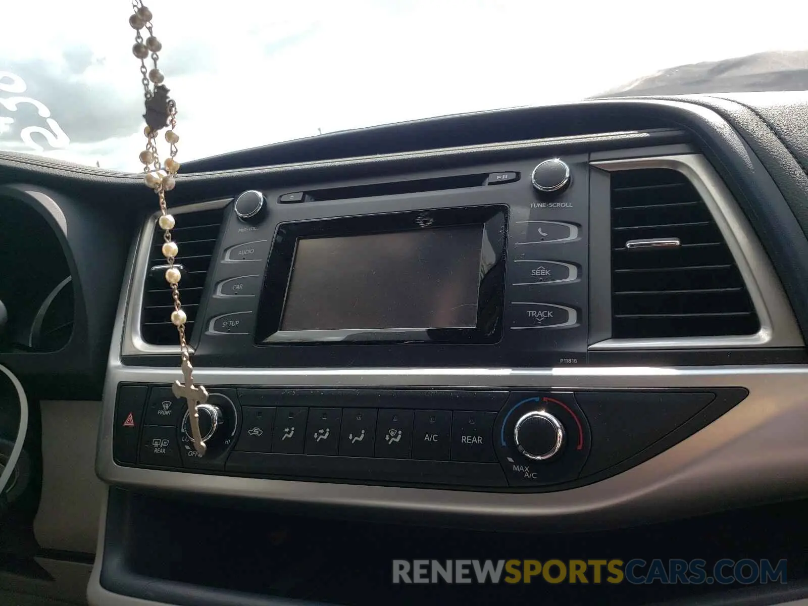 9 Photograph of a damaged car 5TDZARFHXKS053973 TOYOTA HIGHLANDER 2019