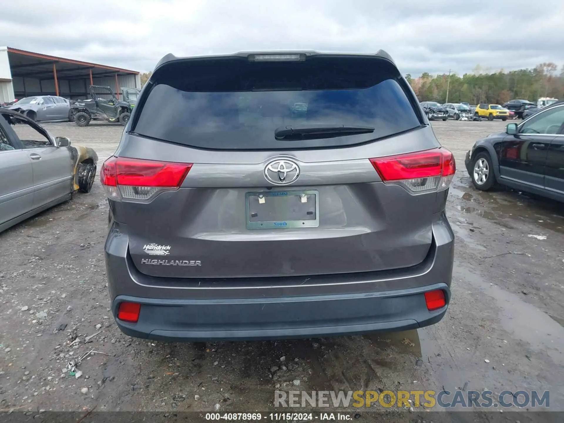 17 Photograph of a damaged car 5TDZARFHXKS056100 TOYOTA HIGHLANDER 2019