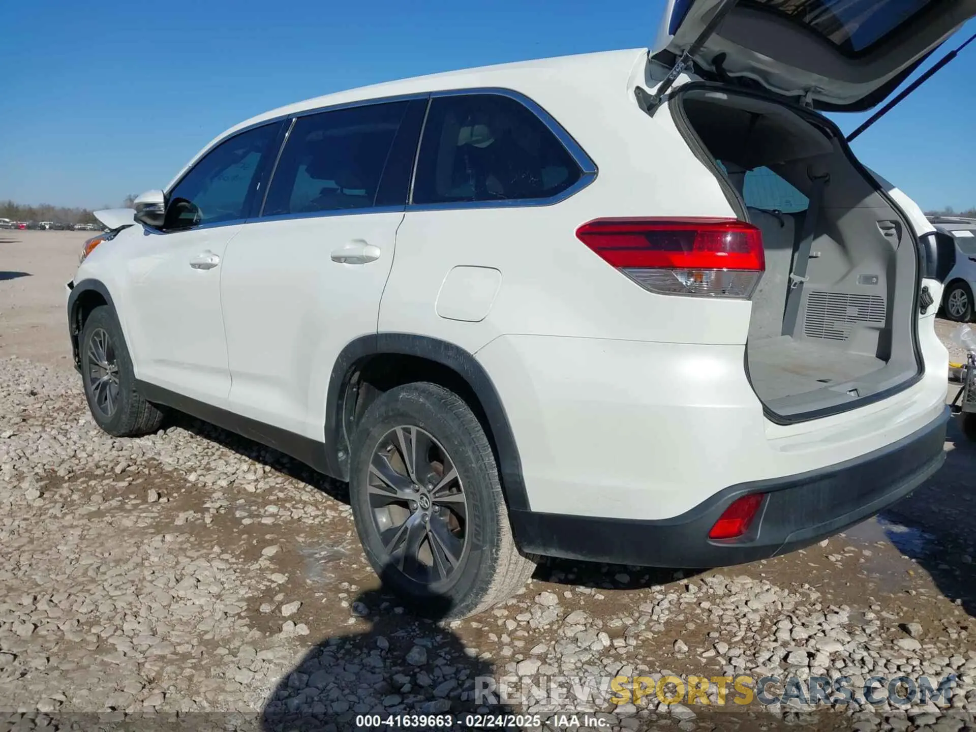 3 Photograph of a damaged car 5TDZARFHXKS057778 TOYOTA HIGHLANDER 2019