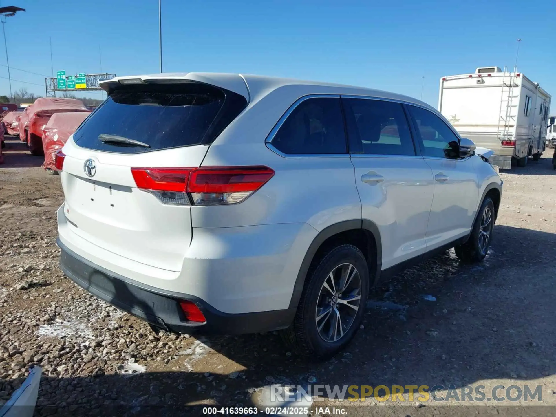 4 Photograph of a damaged car 5TDZARFHXKS057778 TOYOTA HIGHLANDER 2019