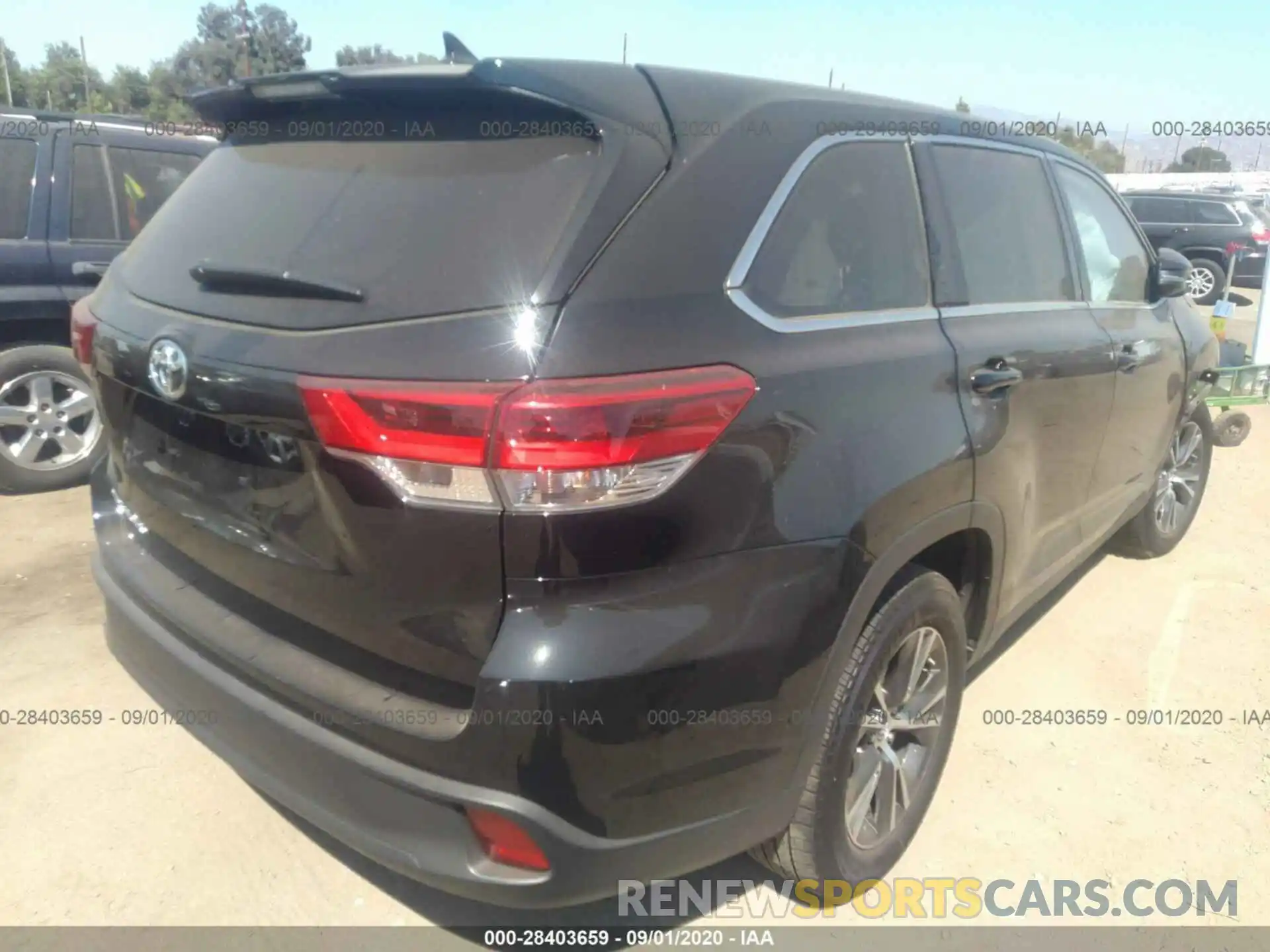 4 Photograph of a damaged car 5TDZARFHXKS058607 TOYOTA HIGHLANDER 2019